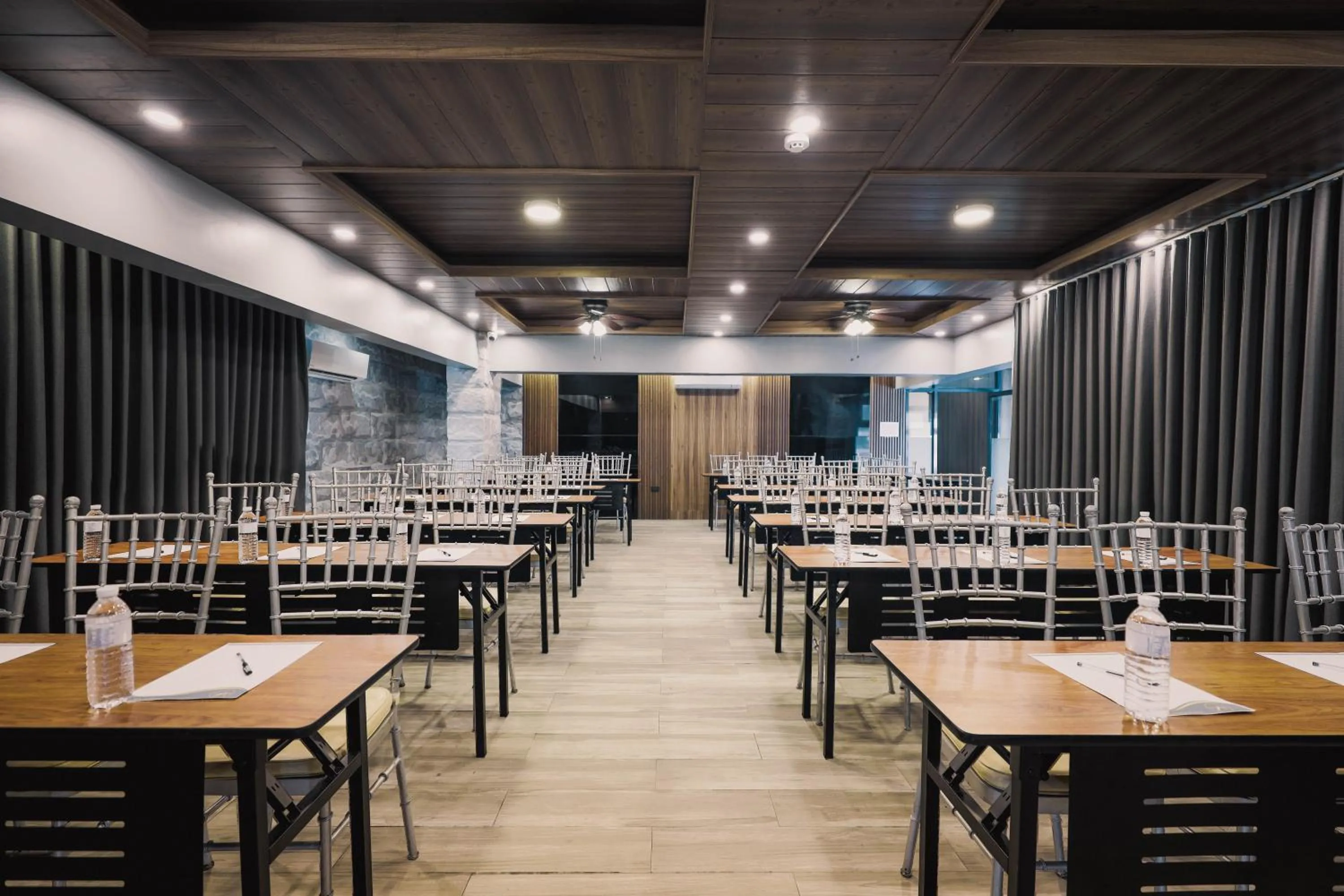 Banquet/Function facilities in El Vistra Hotel Angeles