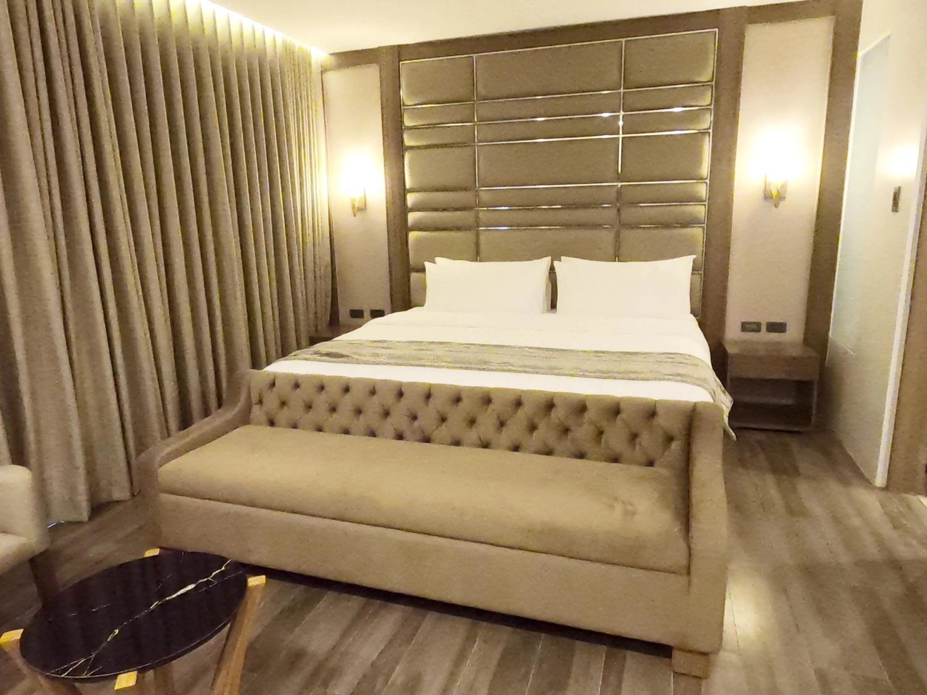 Bed in El Vistra Hotel Angeles