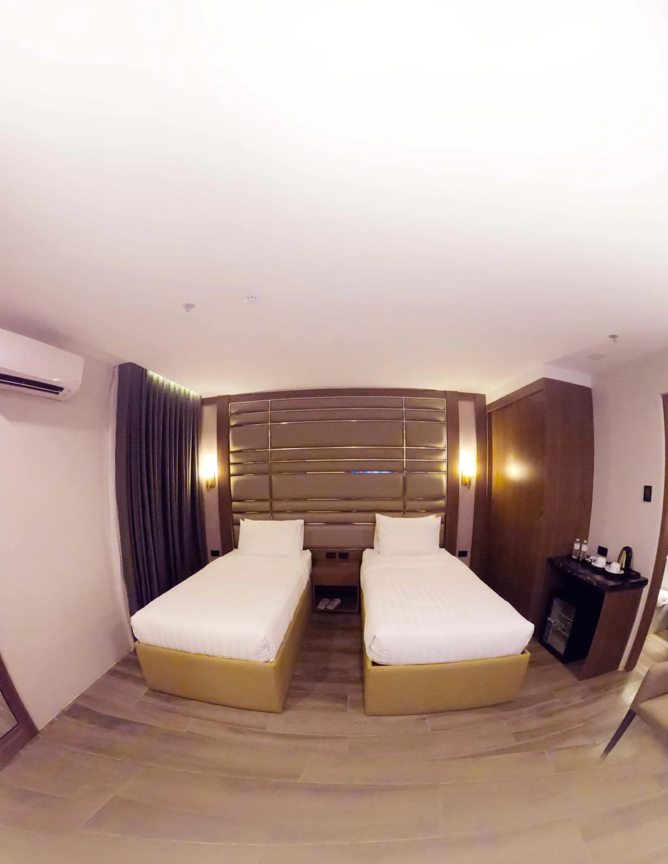 Bed in El Vistra Hotel Angeles