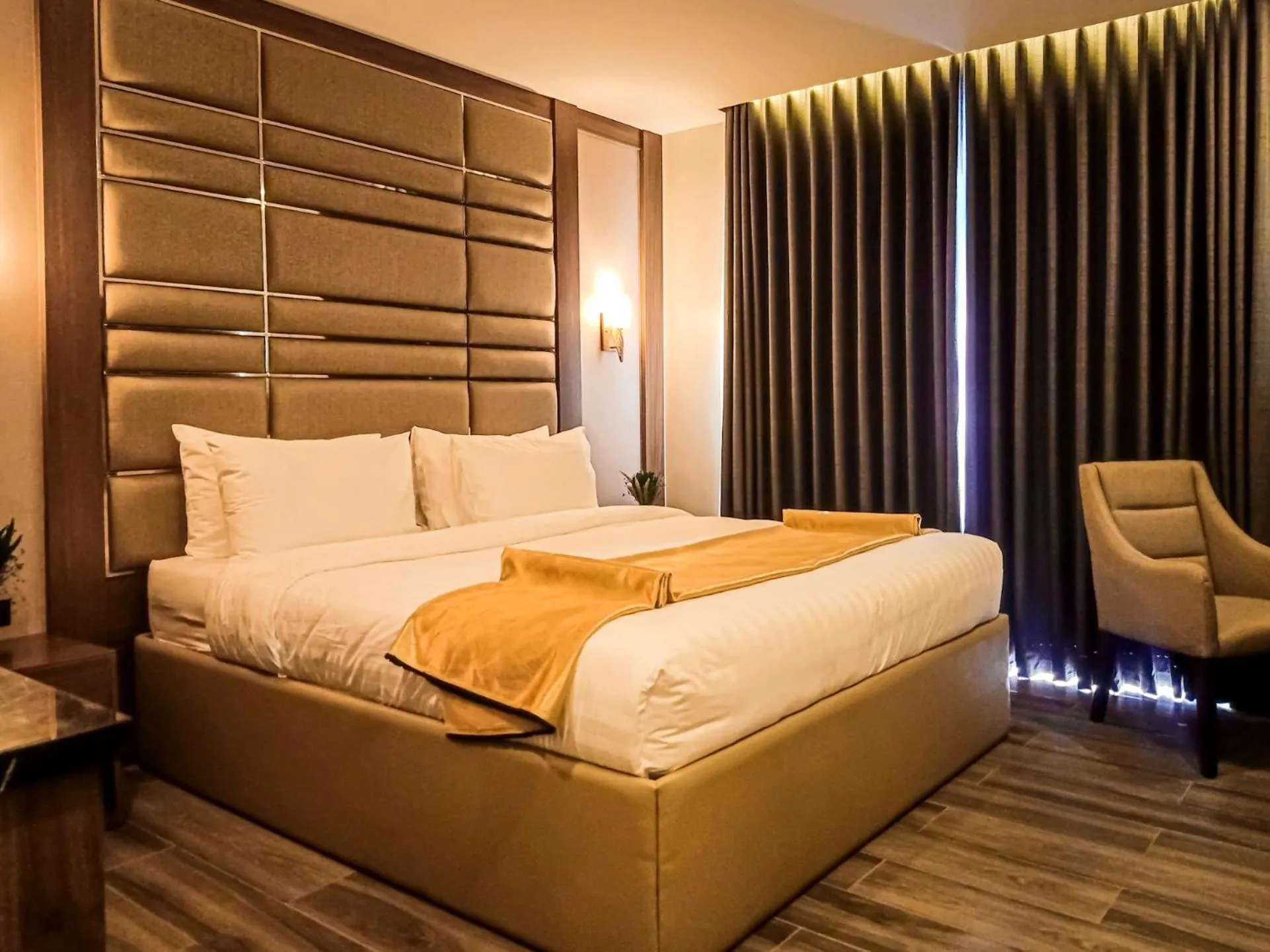 Living room, Bed in El Vistra Hotel Angeles