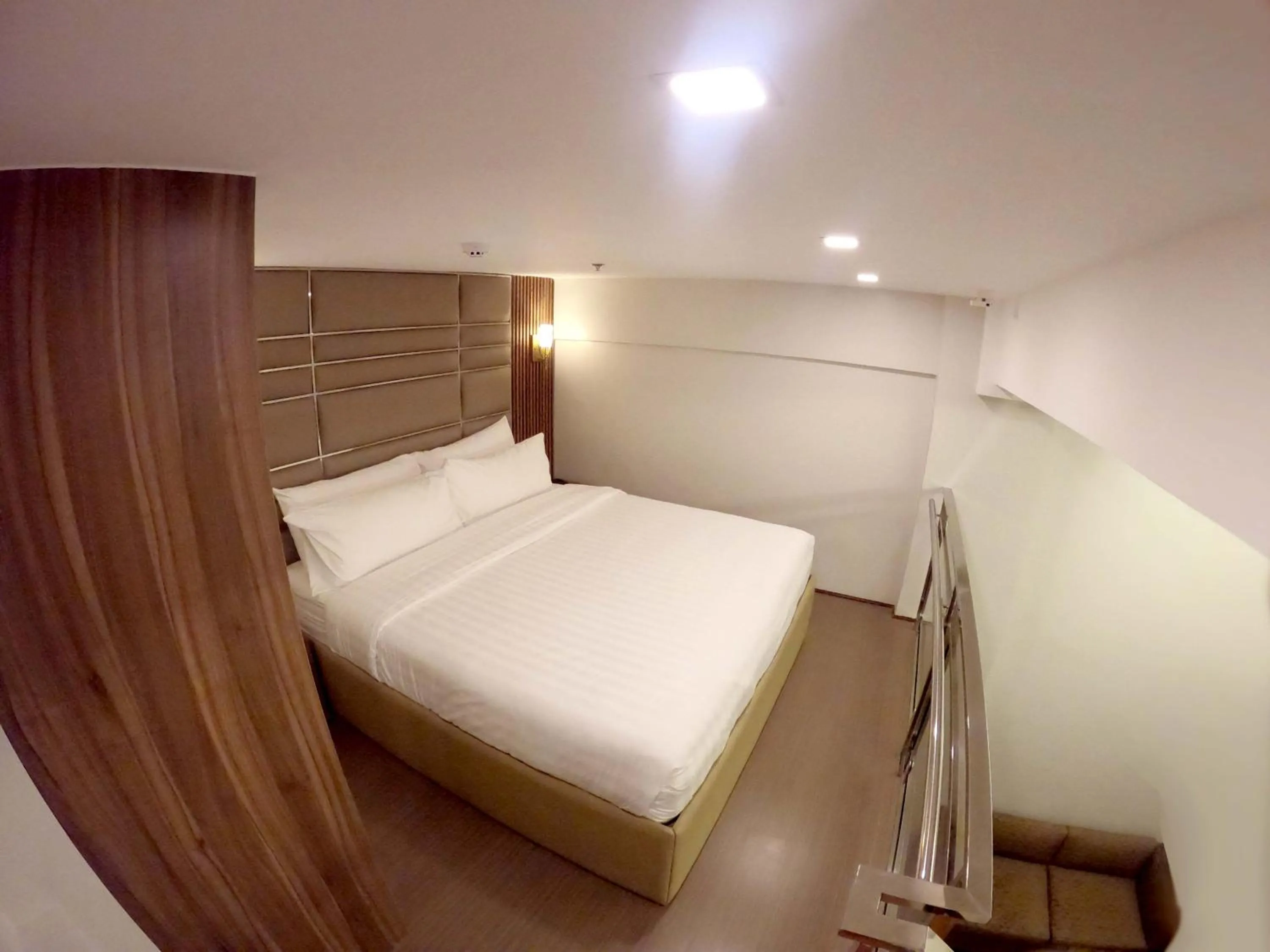 Bed in El Vistra Hotel Angeles