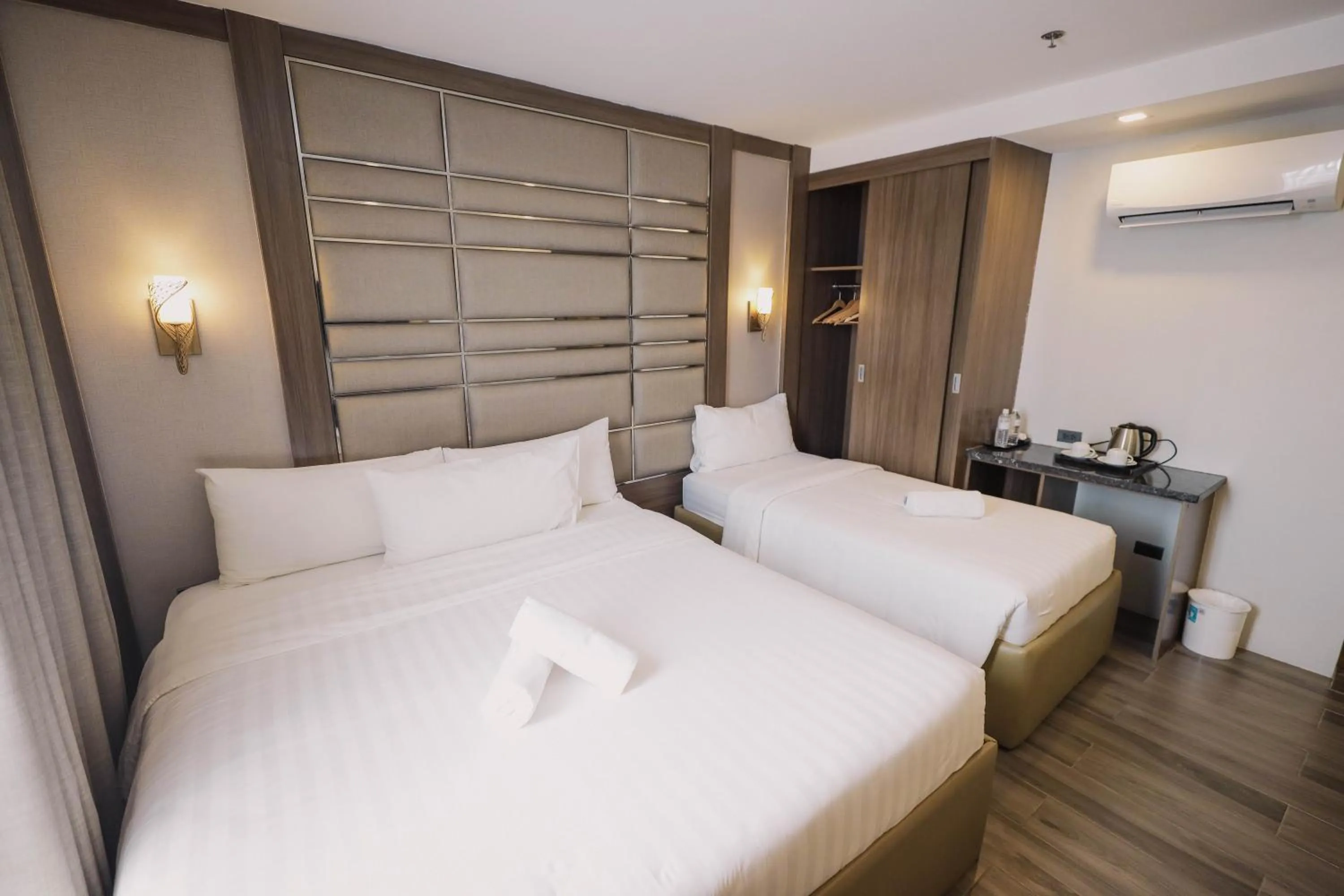 Bed in El Vistra Hotel Angeles