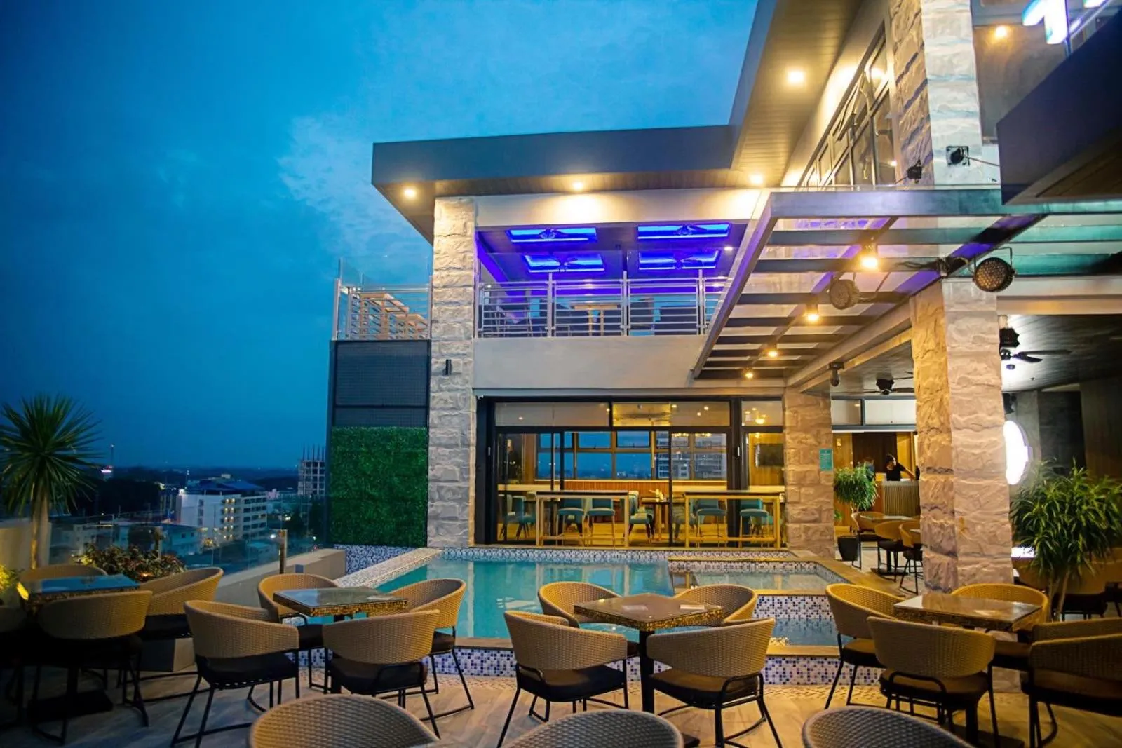 Night in El Vistra Hotel Angeles