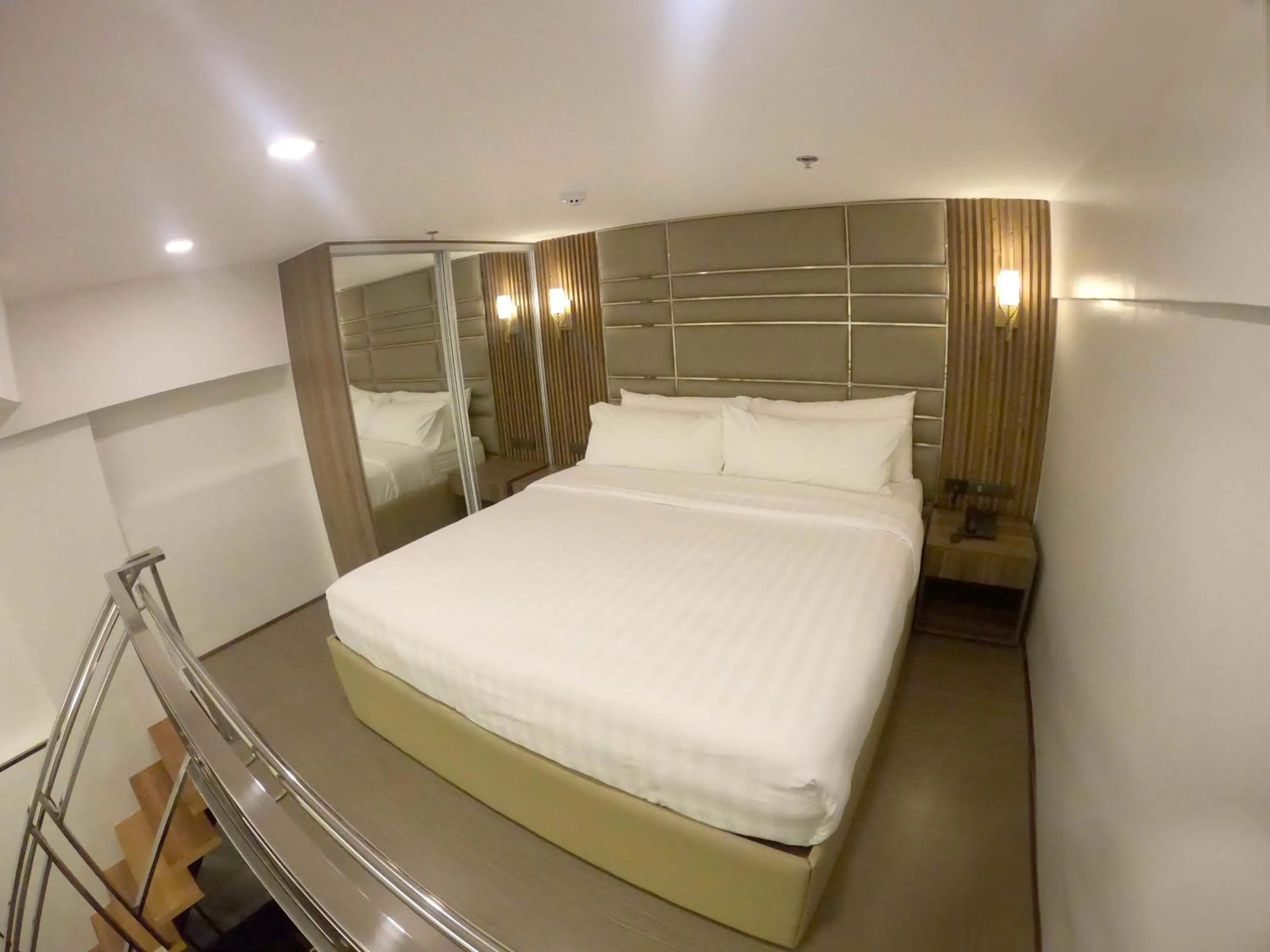 Bed in El Vistra Hotel Angeles