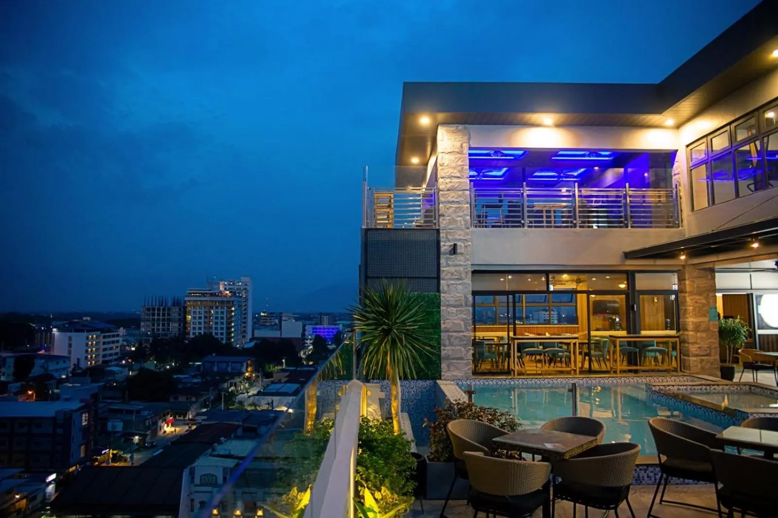 Property building in El Vistra Hotel Angeles