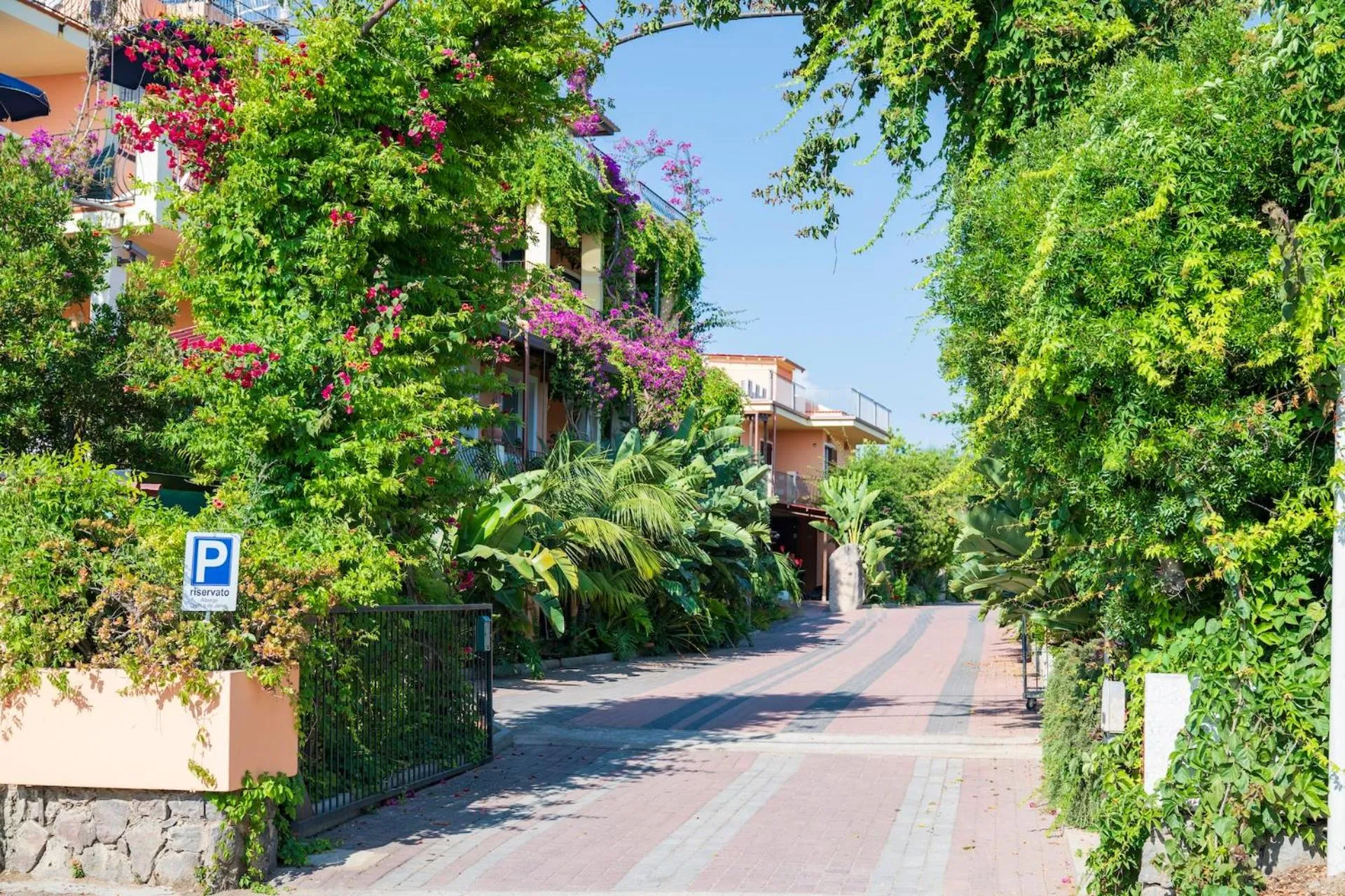 Facade/entrance in Domus De Janas Sul Mare