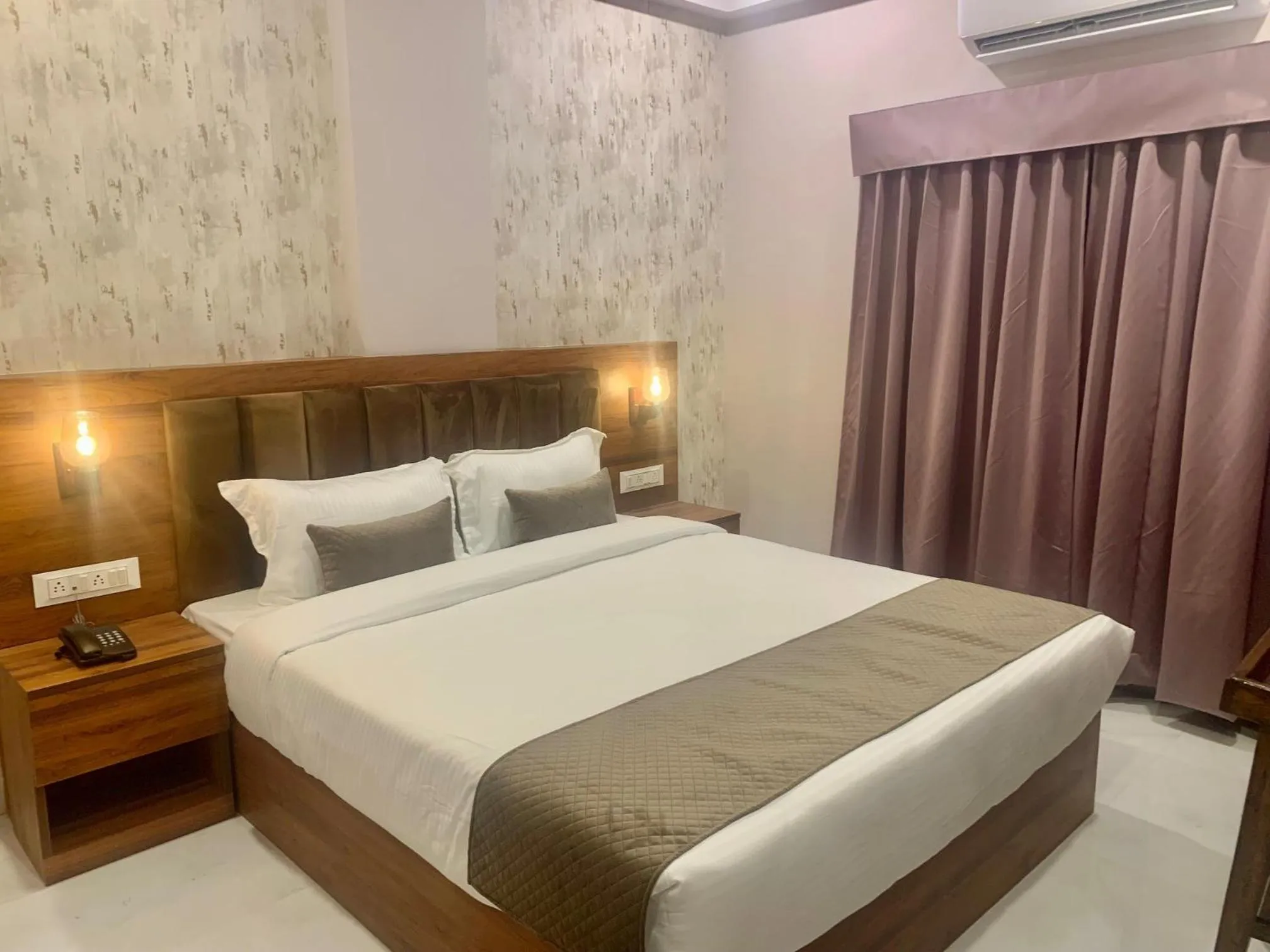 Bed in Hotel Mumbai House-LIG Behind CHL Hospital