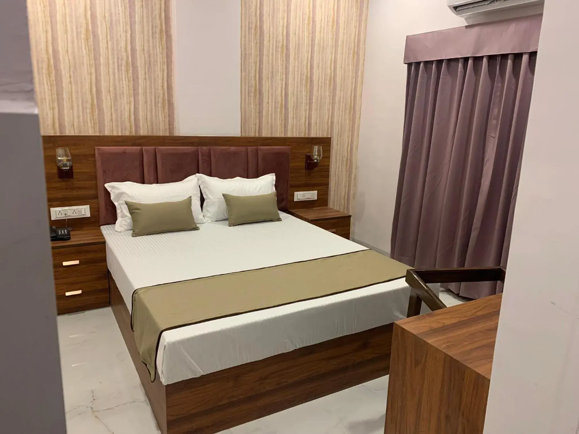 Deluxe Double or Twin Room in Hotel Mumbai House-LIG Behind CHL Hospital Deluxe Double or Twin Room in Hotel Mumbai House-LIG Behind CHL Hospital