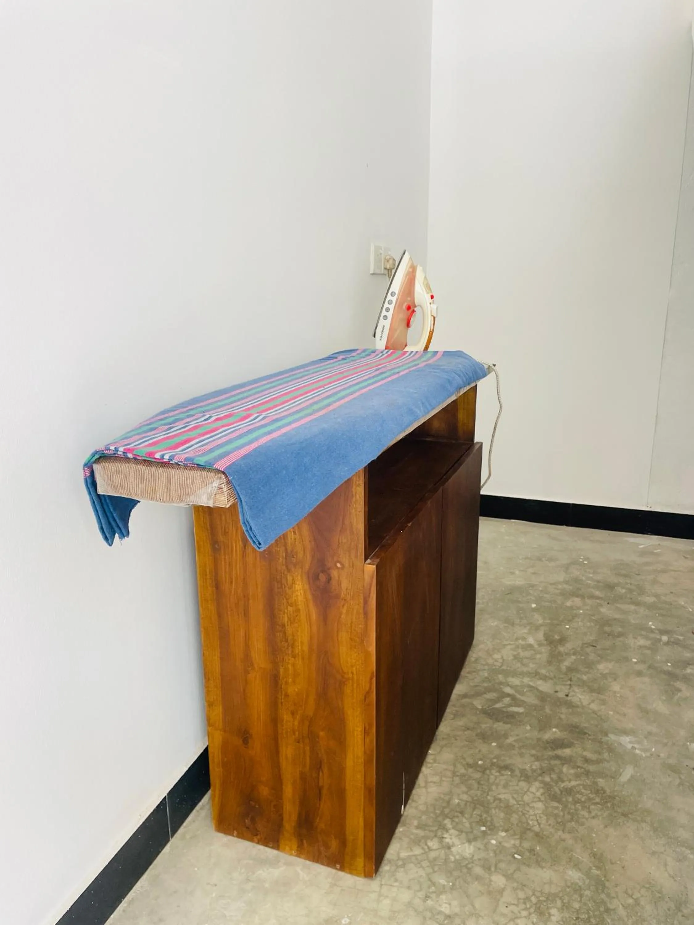 flat iron in White House Holiday Resort