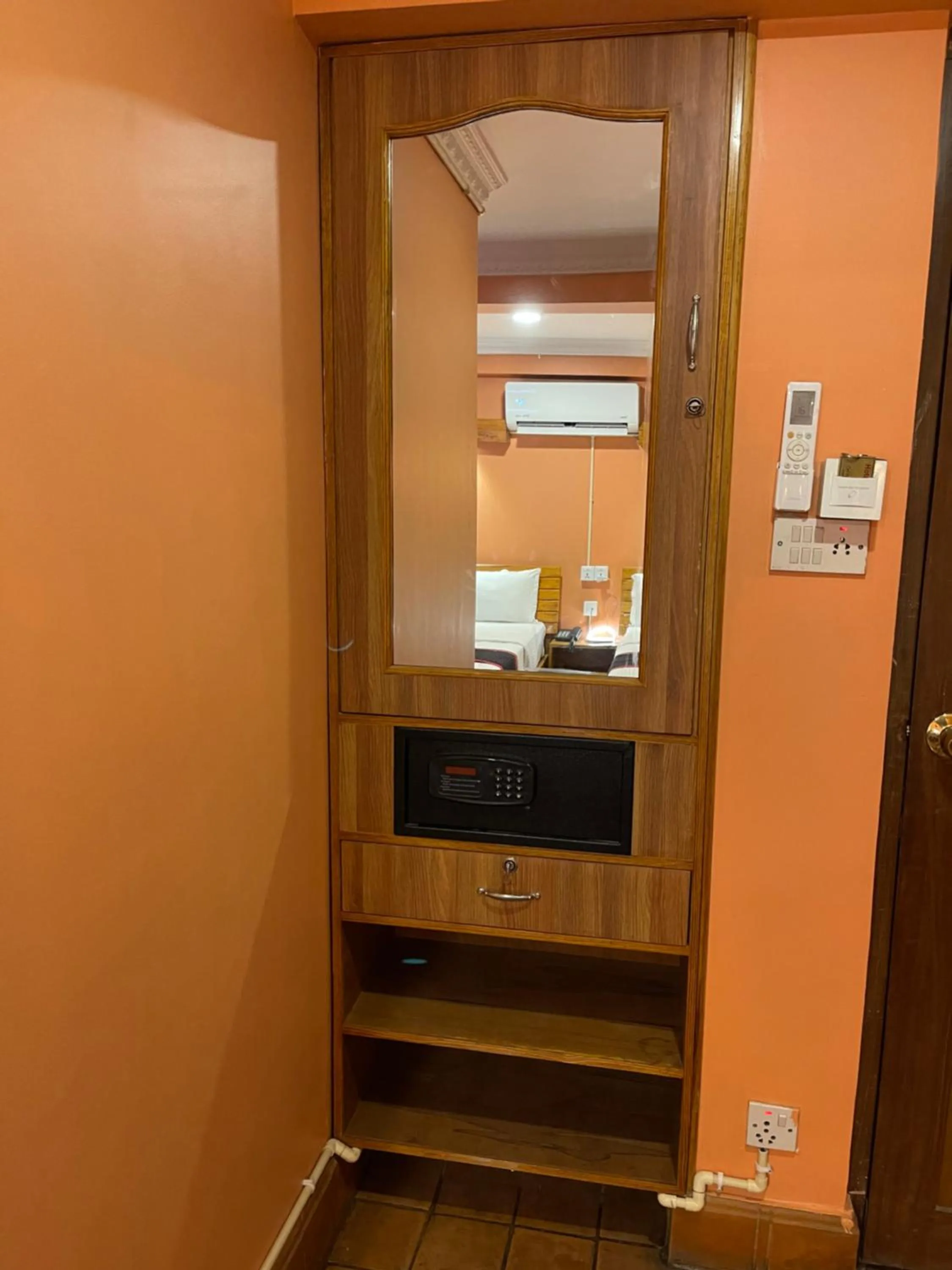 microwave in Hotel Empire & Rooftop Restaurant