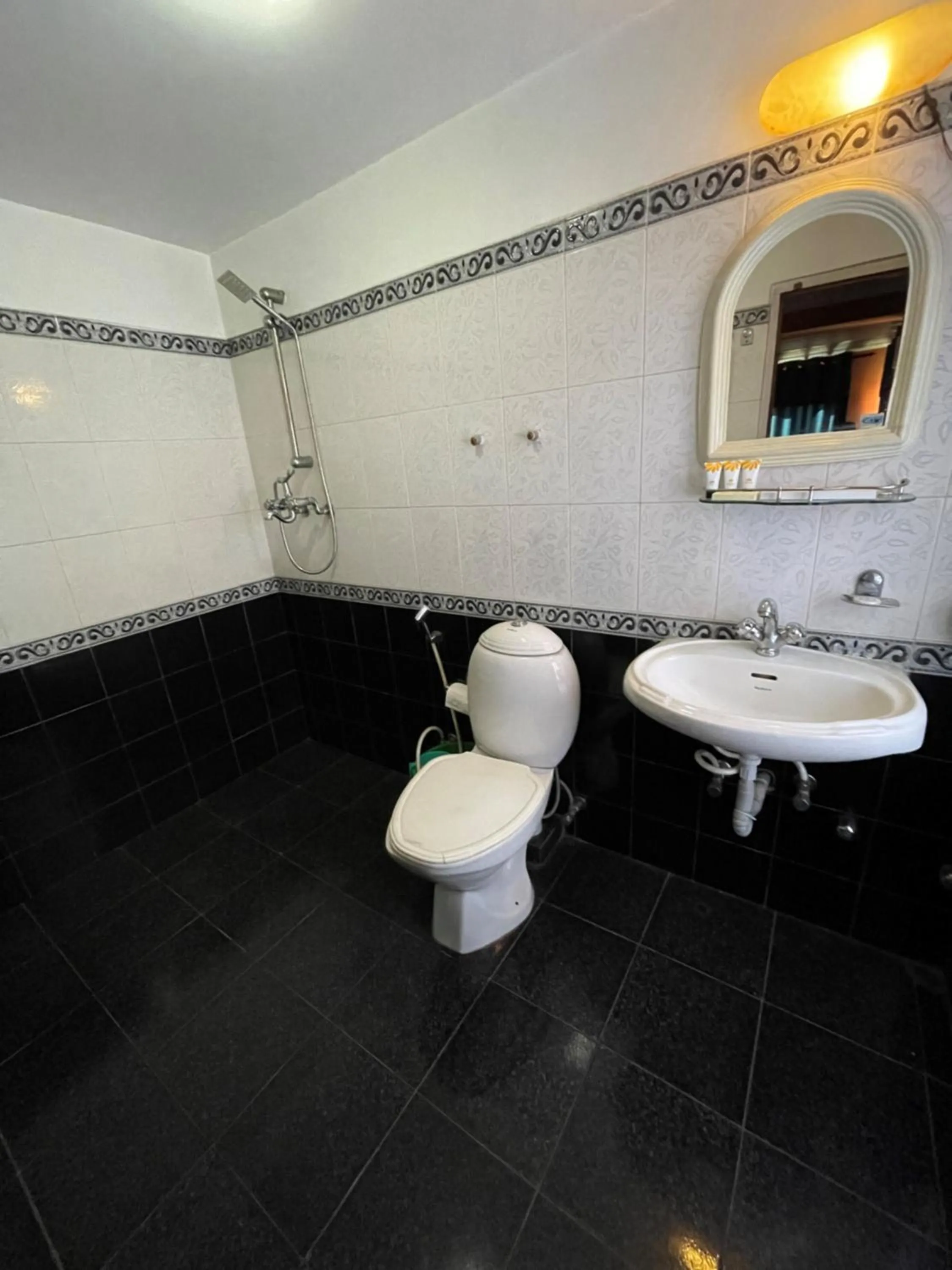 Bathroom in Hotel Empire & Rooftop Restaurant