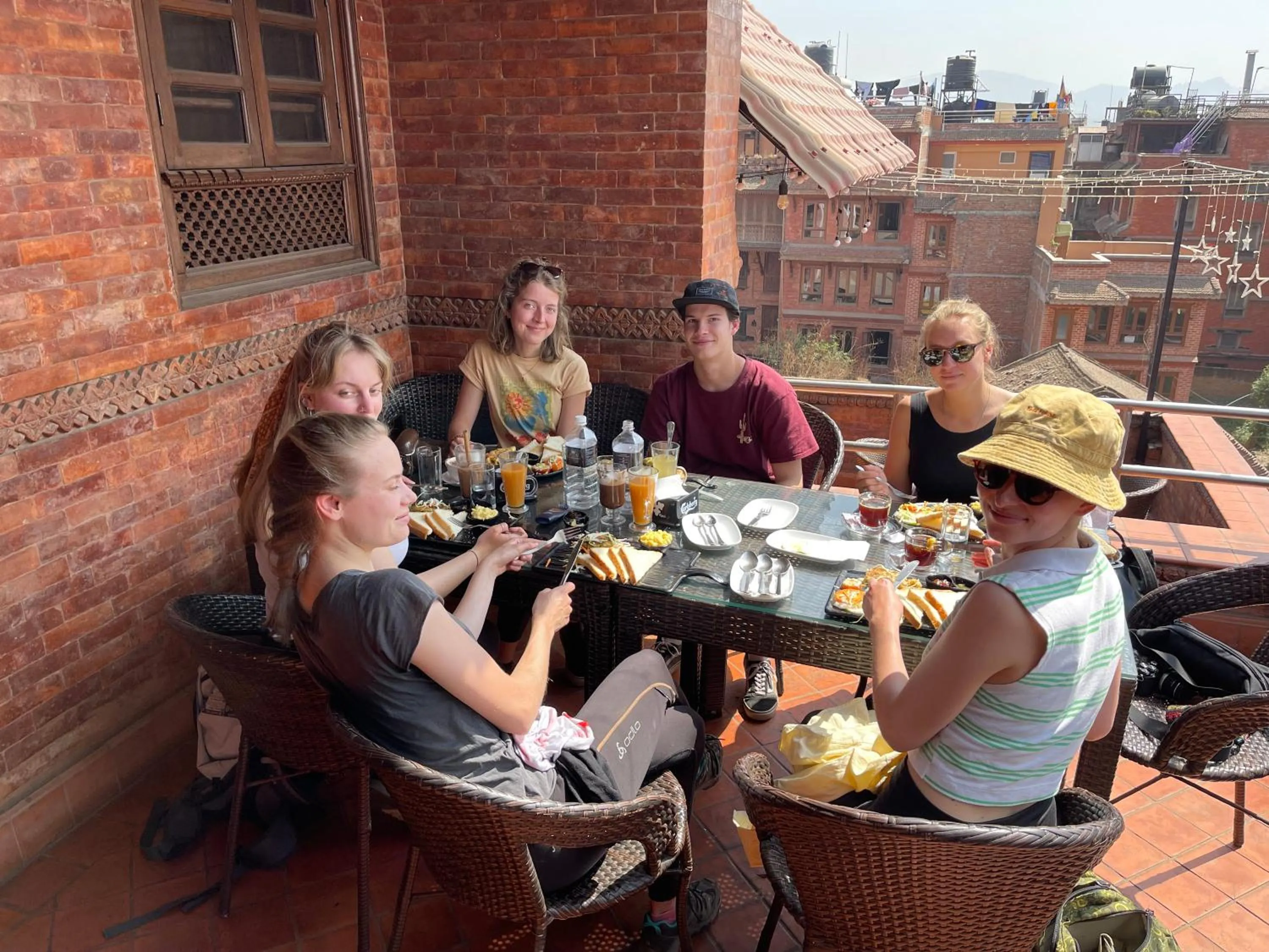 Restaurant/places to eat in Hotel Empire & Rooftop Restaurant