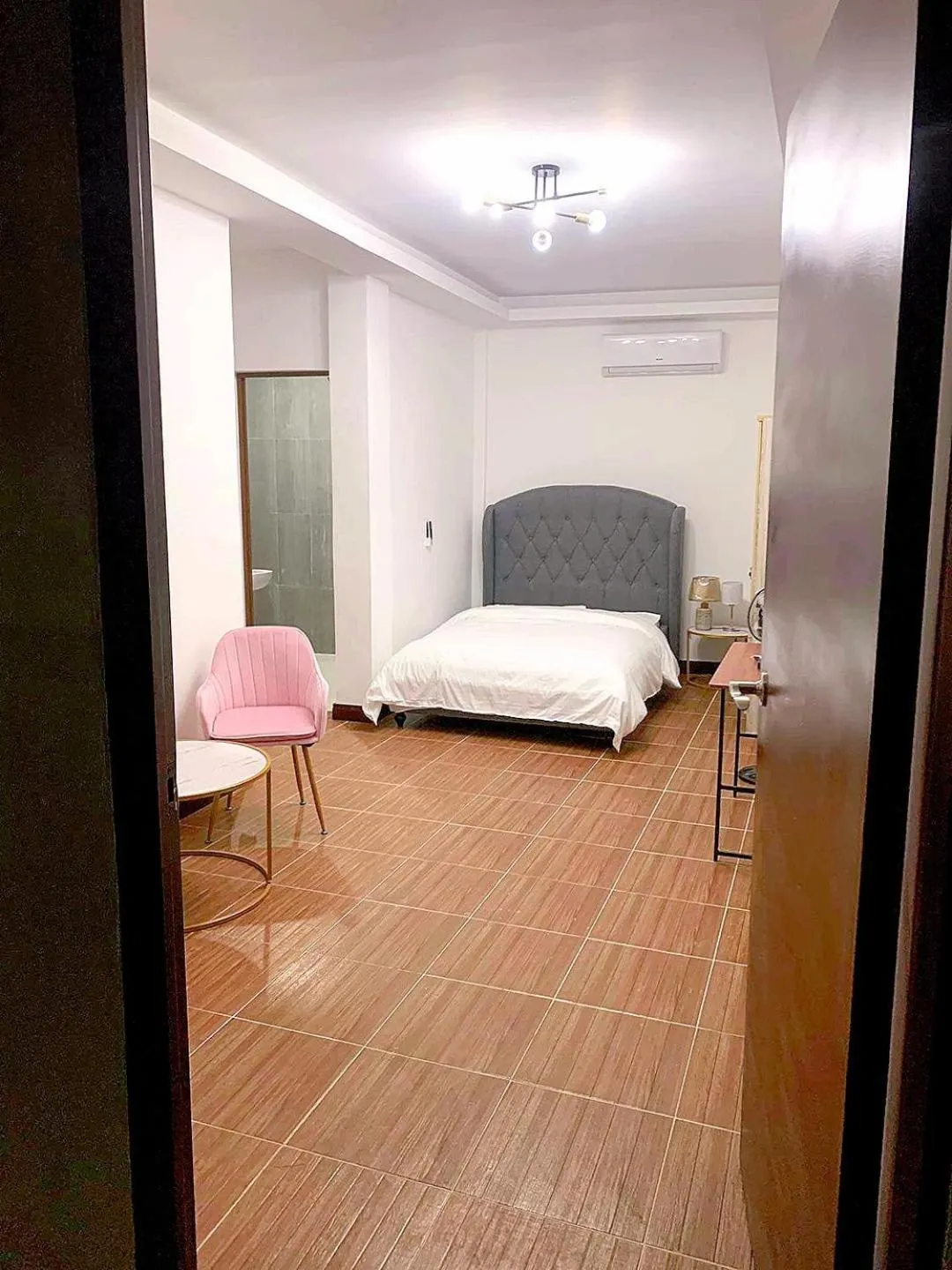 Photo of the whole room, Bed in House of Aice