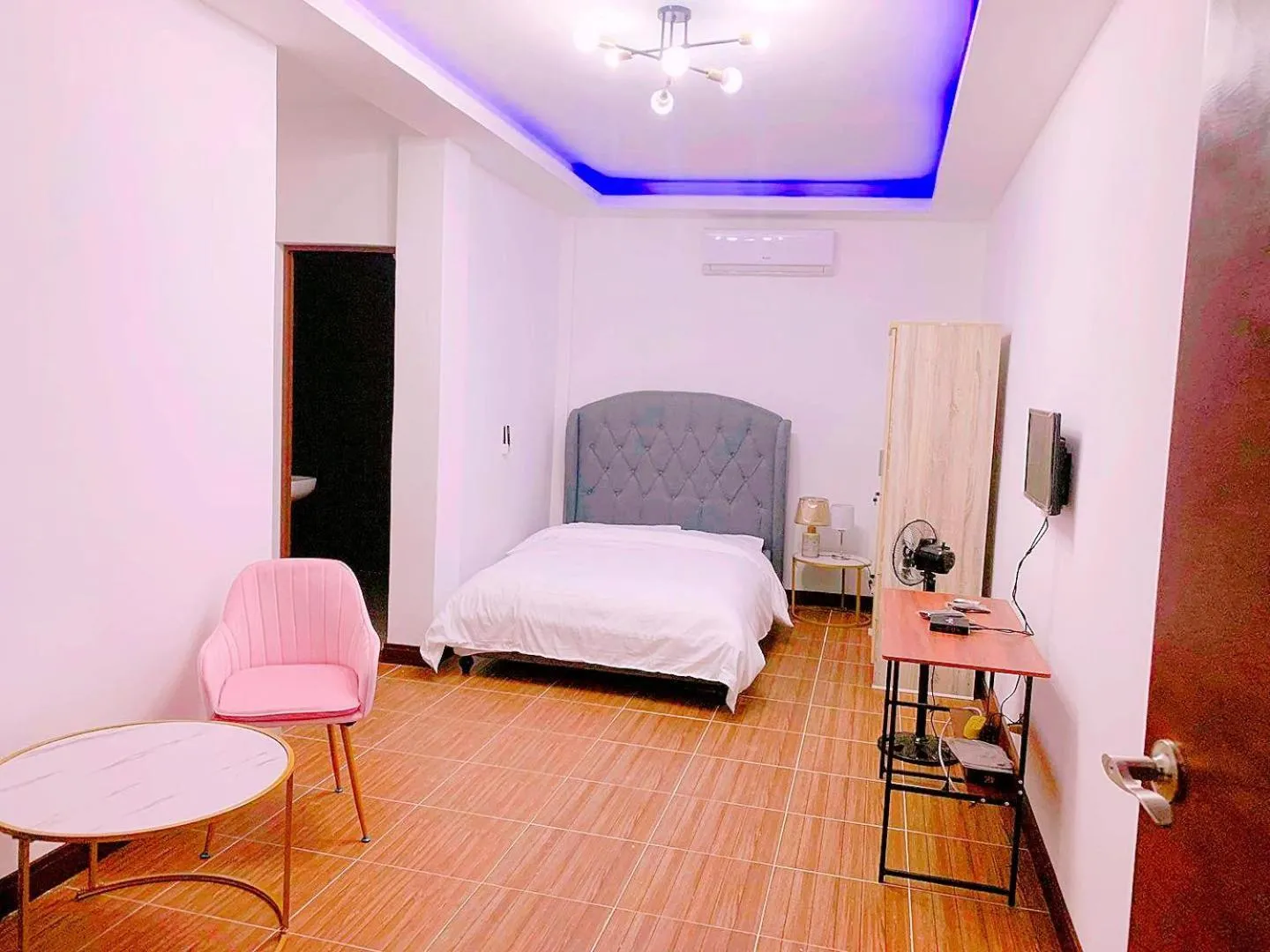 Photo of the whole room, Bed in House of Aice