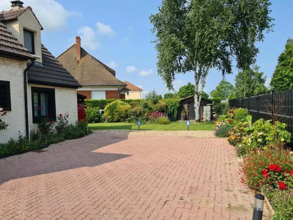Inner courtyard view in Les Epinettes chambres d'hôtes