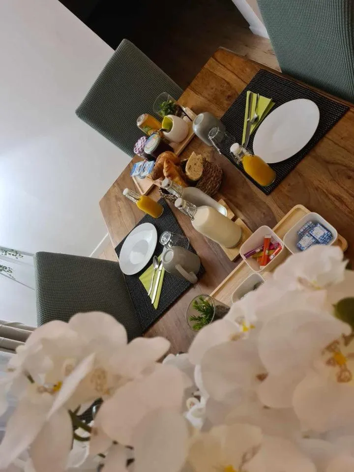 Buffet breakfast in Les Epinettes chambres d'hôtes