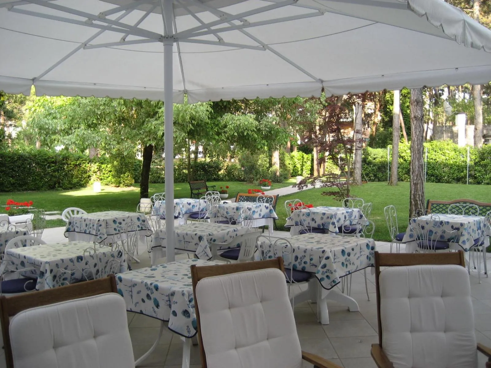 Patio in Hotel Eurovil Garni