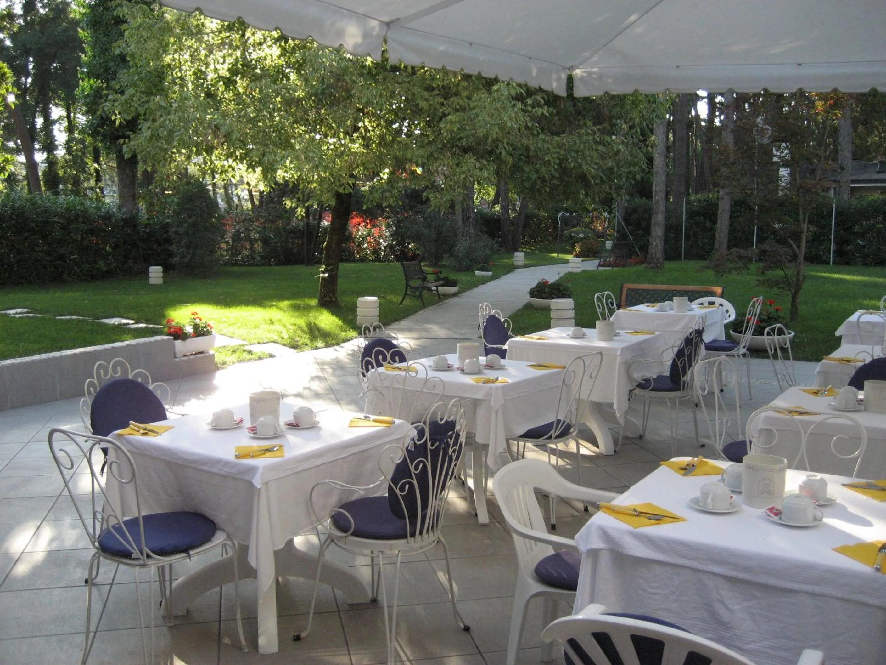 Restaurant/places to eat in Hotel Eurovil Garni