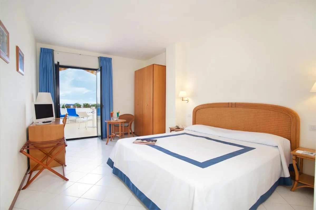 Balcony/Terrace, Bed in Hotel Del Levante