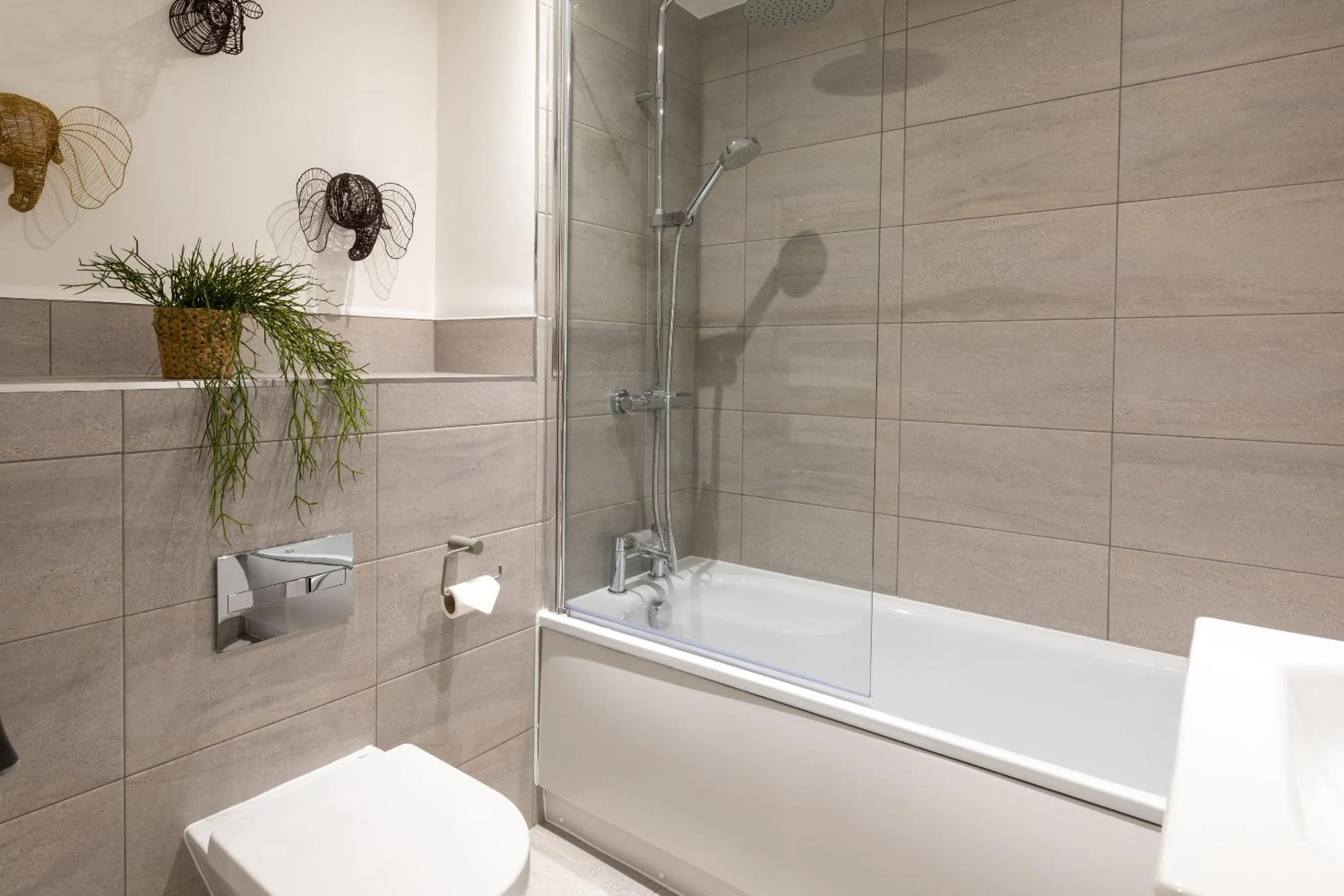 Bathroom in Regency Court- Free evening parking