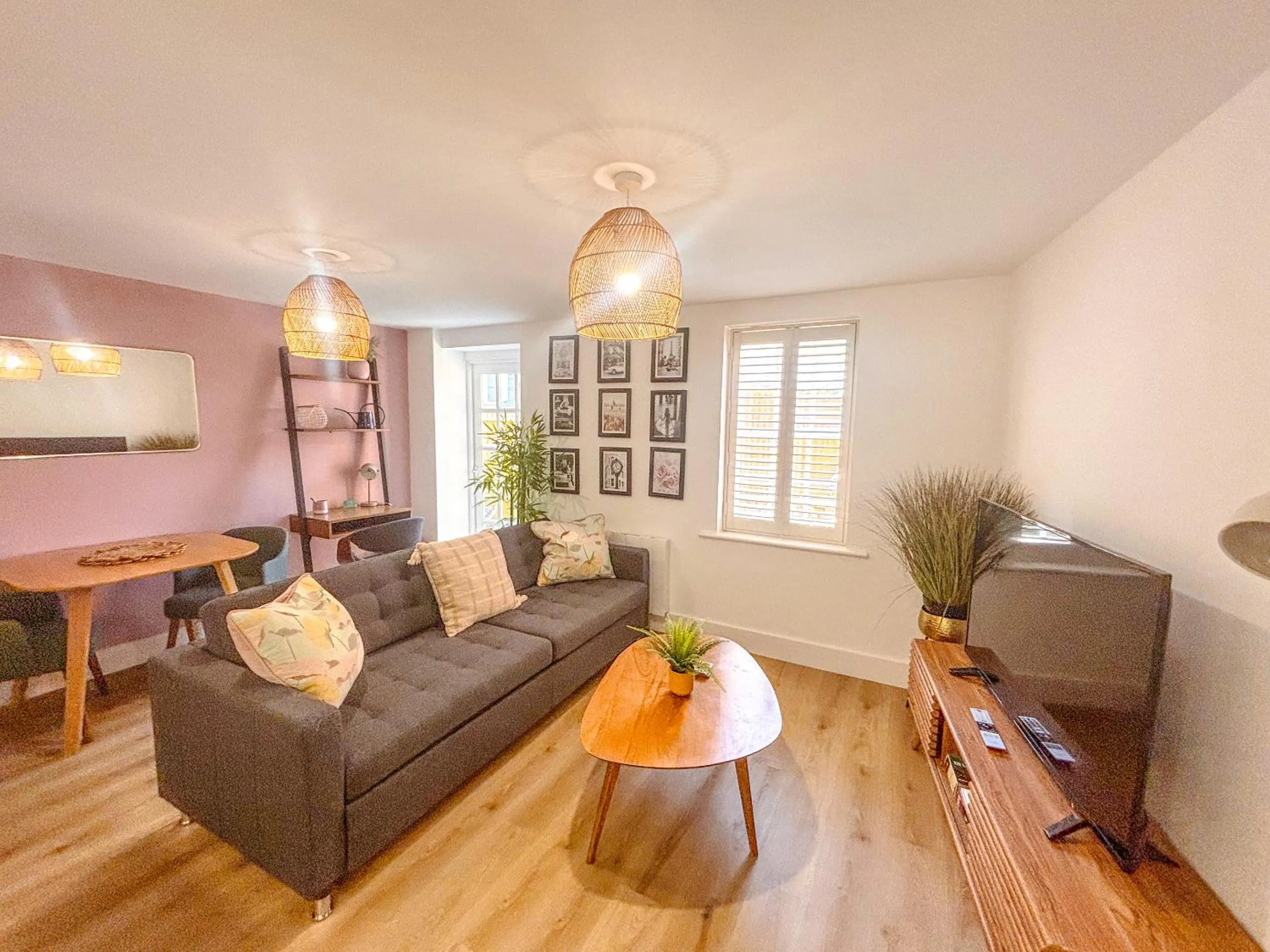 Living room in Regency Court- Free evening parking