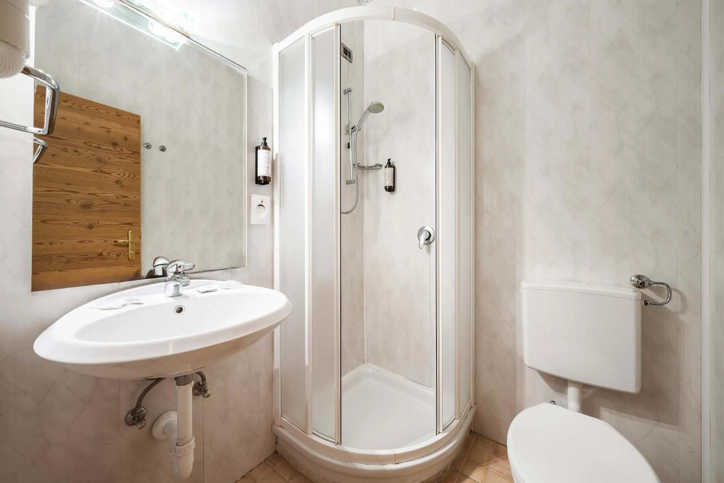 Shower in Hotel Olimpia