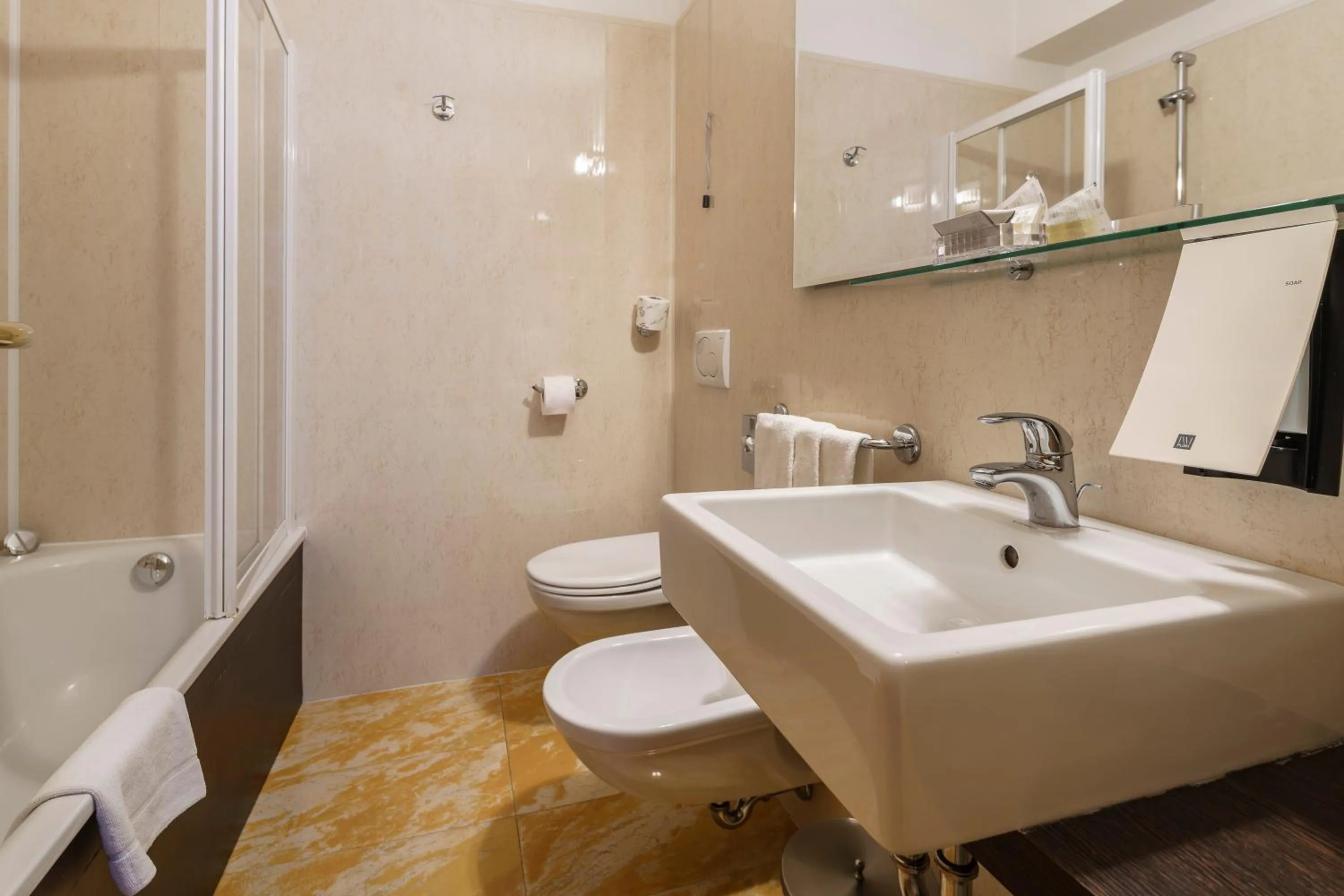 Toilet in Hotel Olimpia