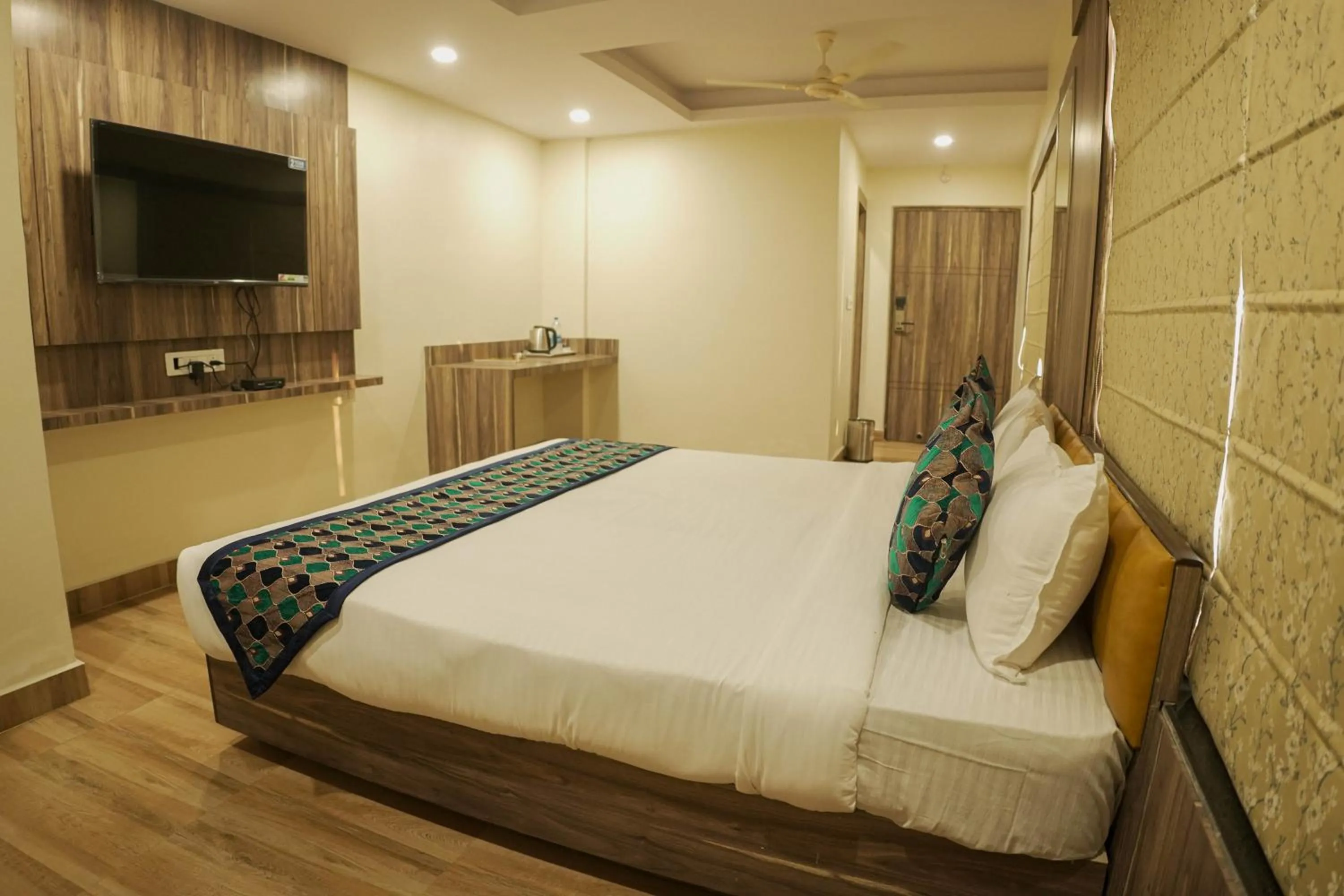 TV and multimedia, Bed in Hotel Grand Residency