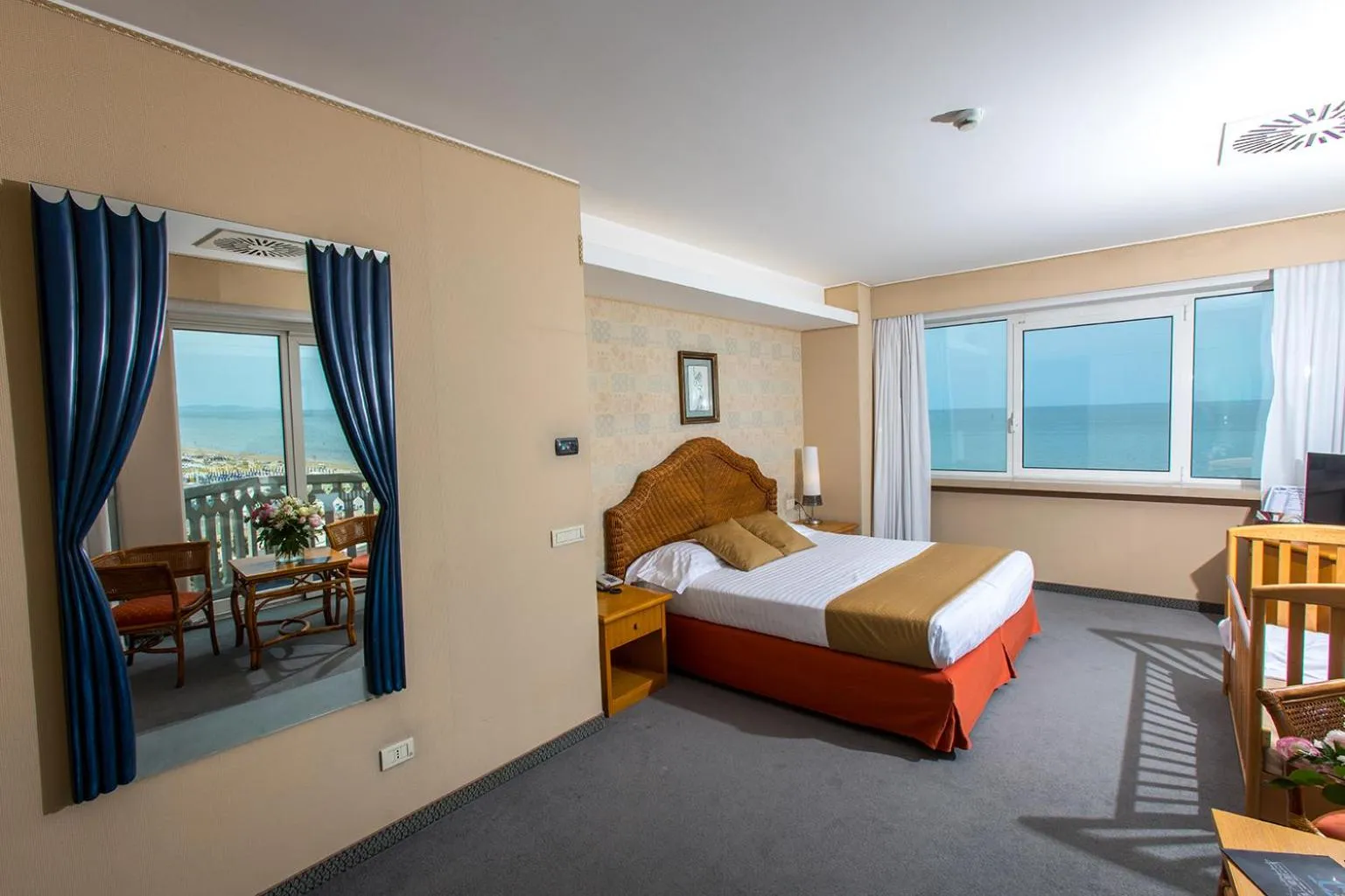 Photo of the whole room, Bed in City Hotel