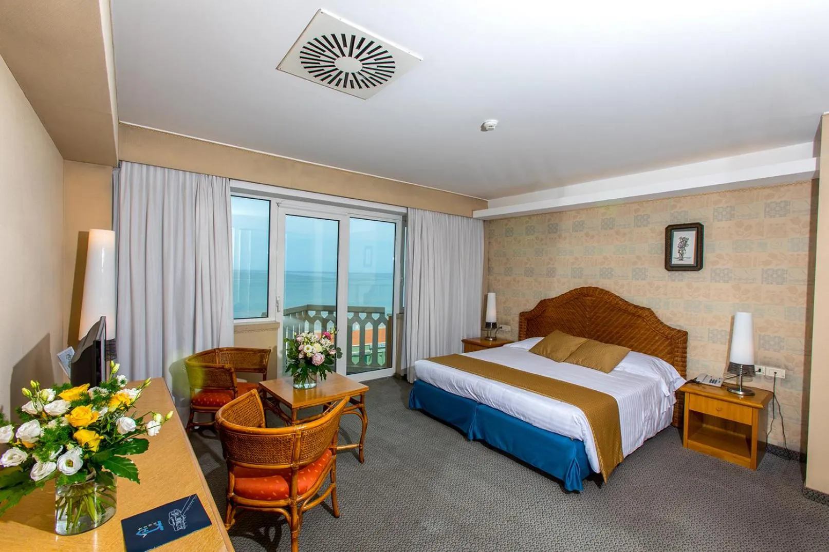 Photo of the whole room, Bed in City Hotel