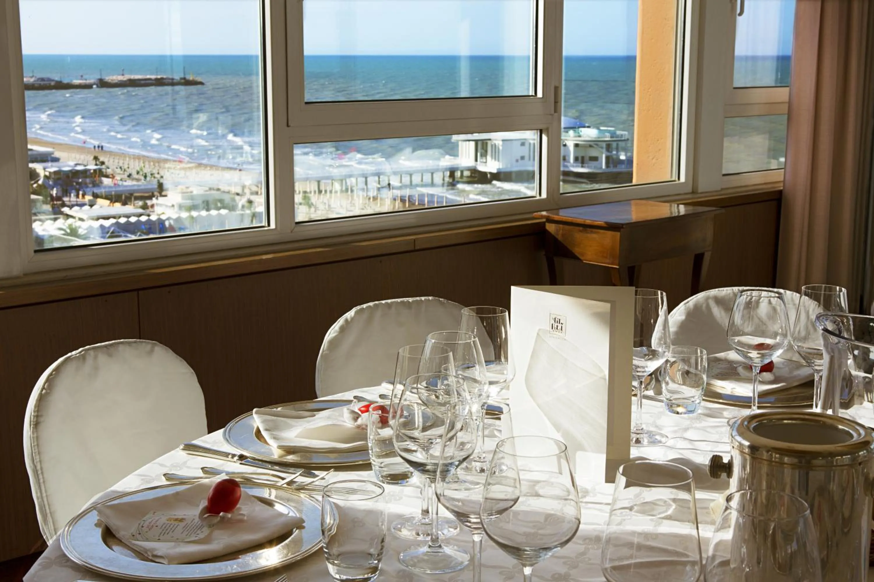 Restaurant/places to eat in City Hotel