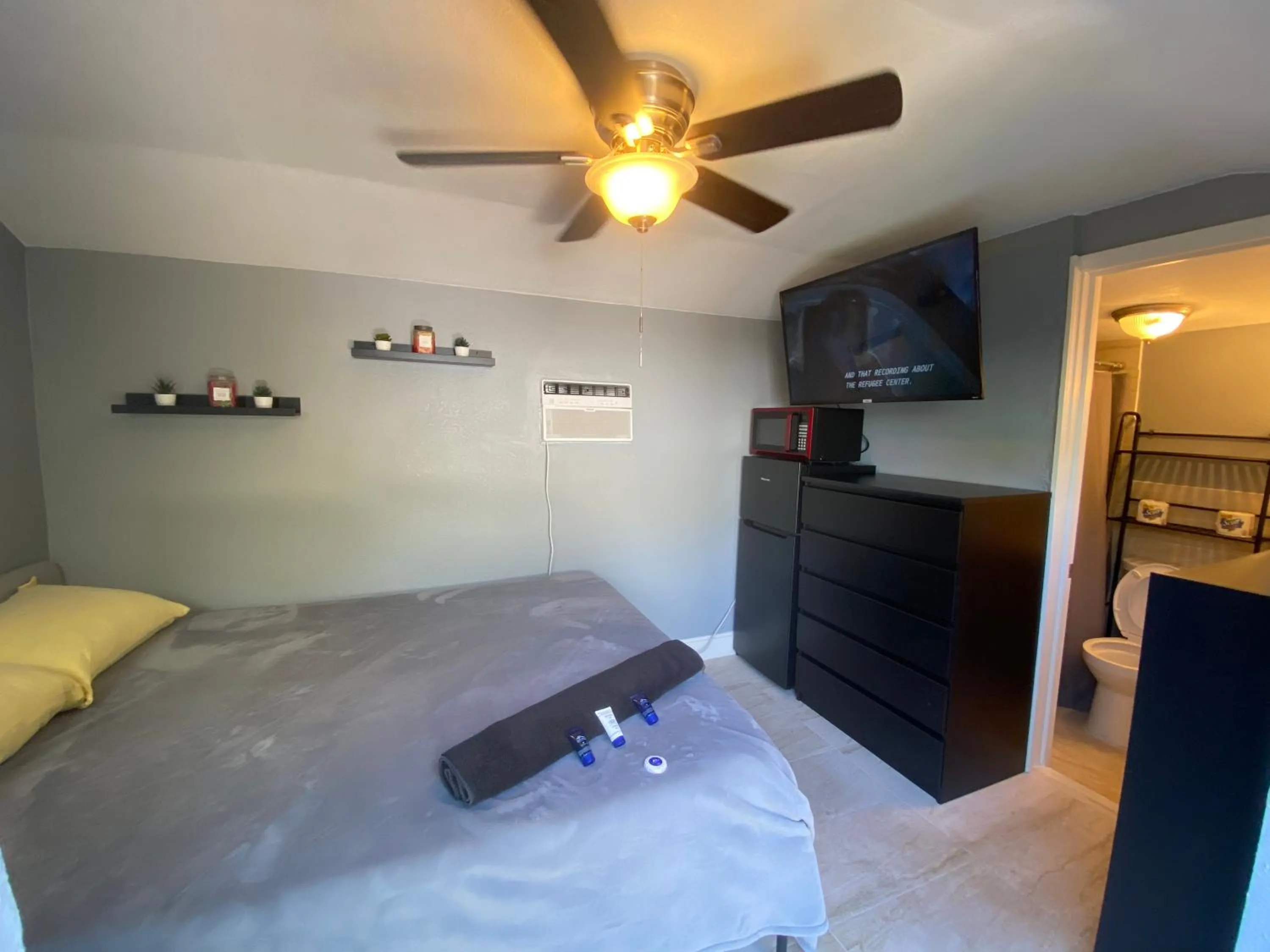 Photo of the whole room, Bed in Cozy House