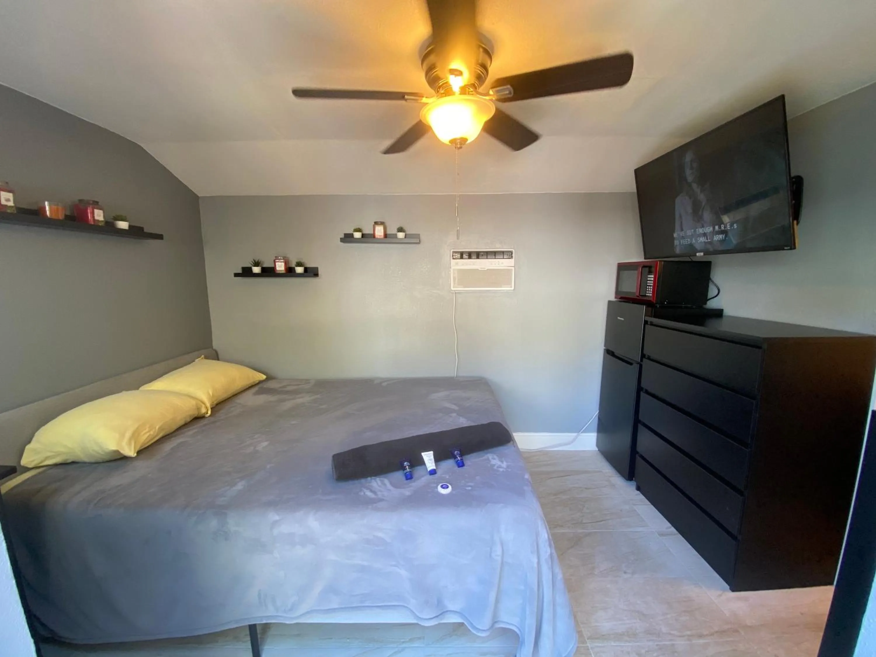 Photo of the whole room, Bed in Cozy House