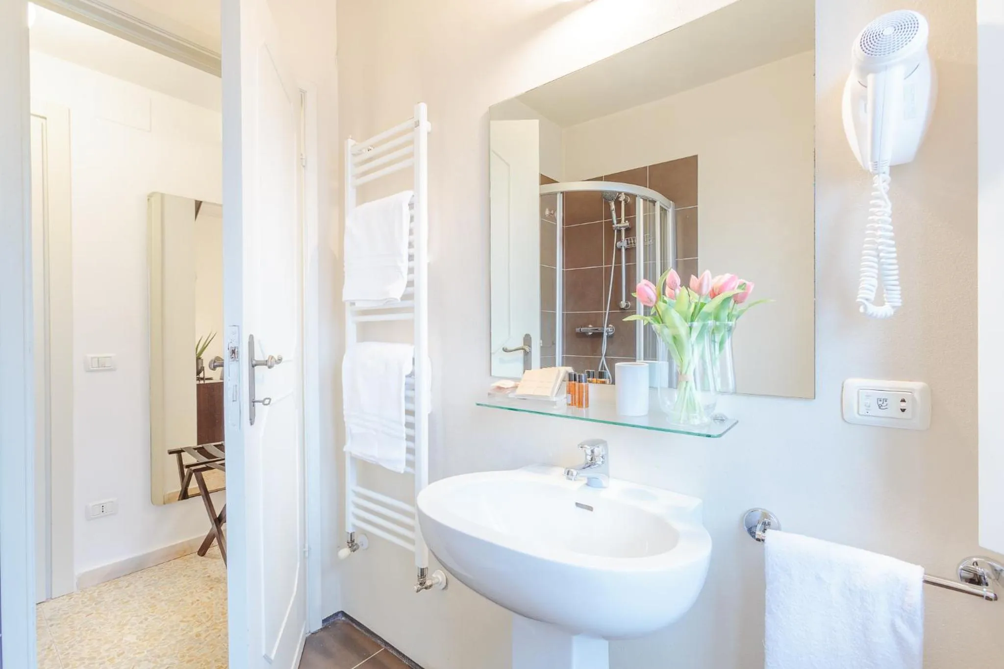 Bathroom in Hotel Hambros - Il Parco in Villa Banchieri