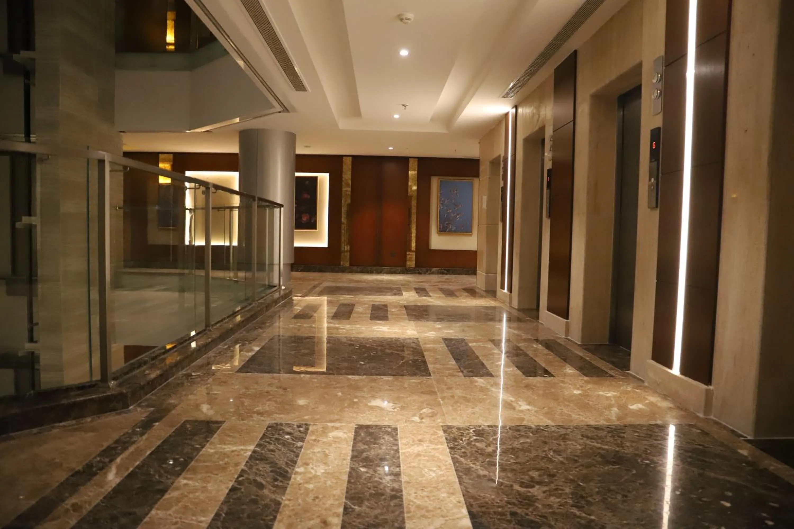 Area and facilities in Roots Hotel