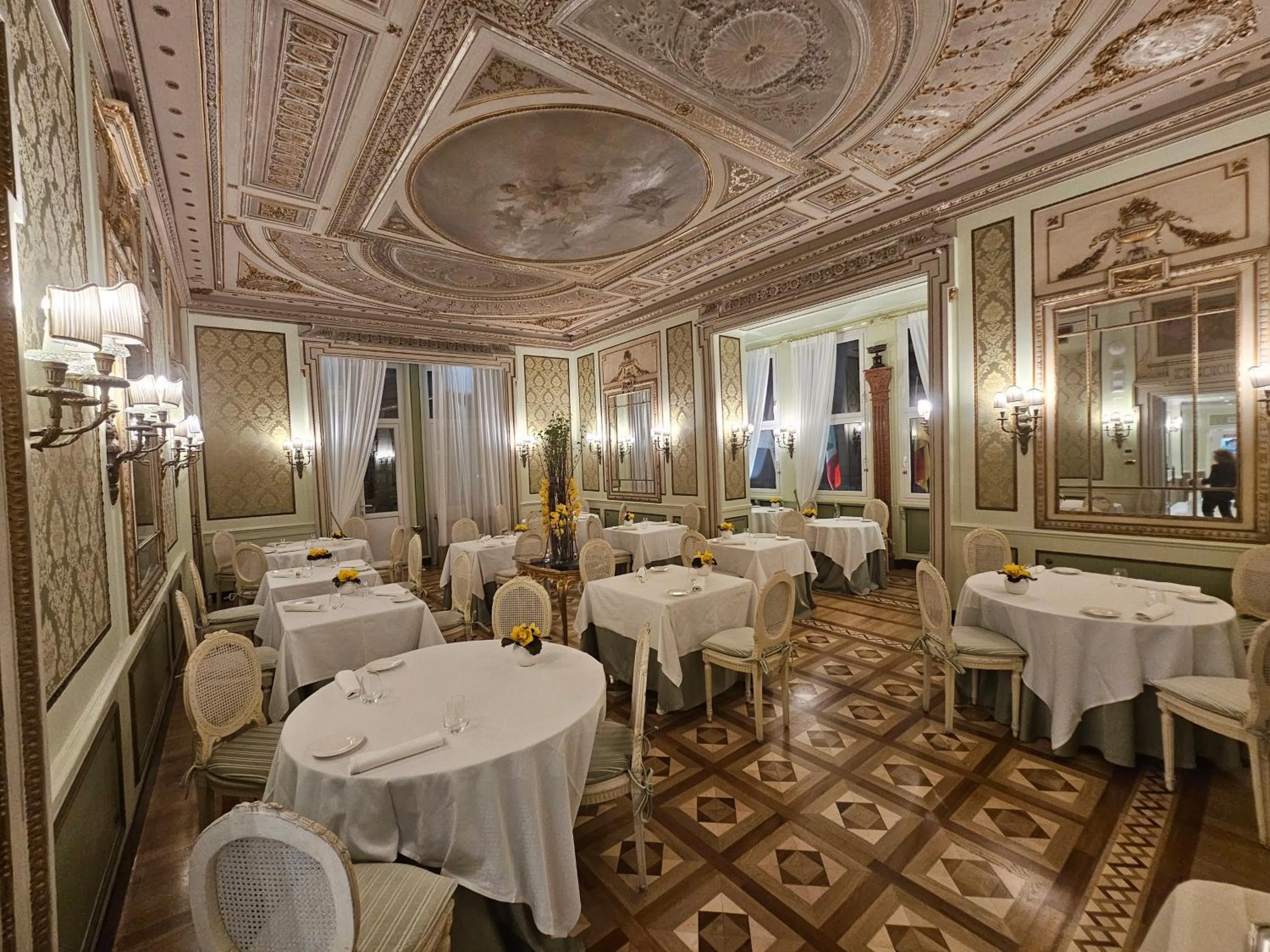 Restaurant/places to eat in Hotel Bristol Palace