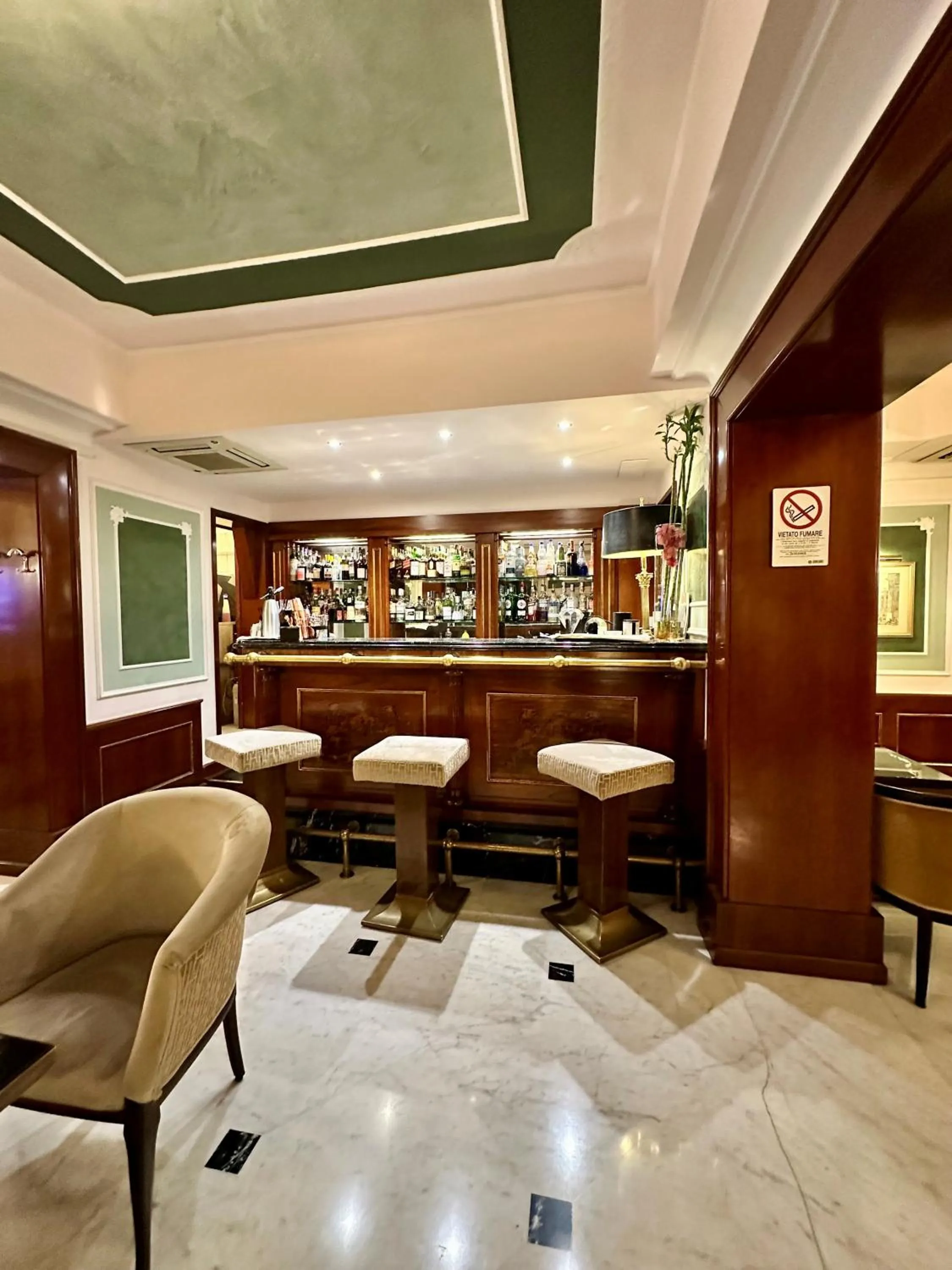 Restaurant/places to eat in Hotel Bristol Palace