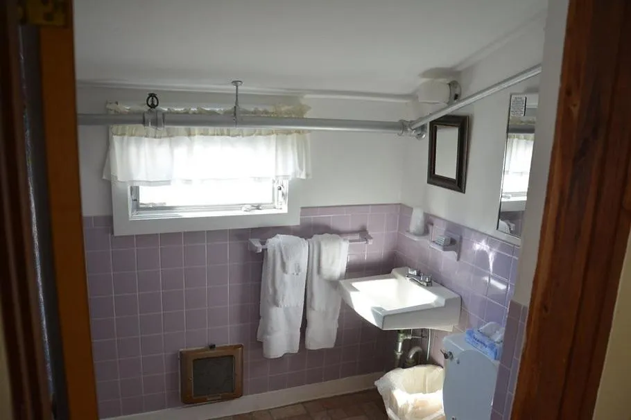 Betty Doon Motor Hotel