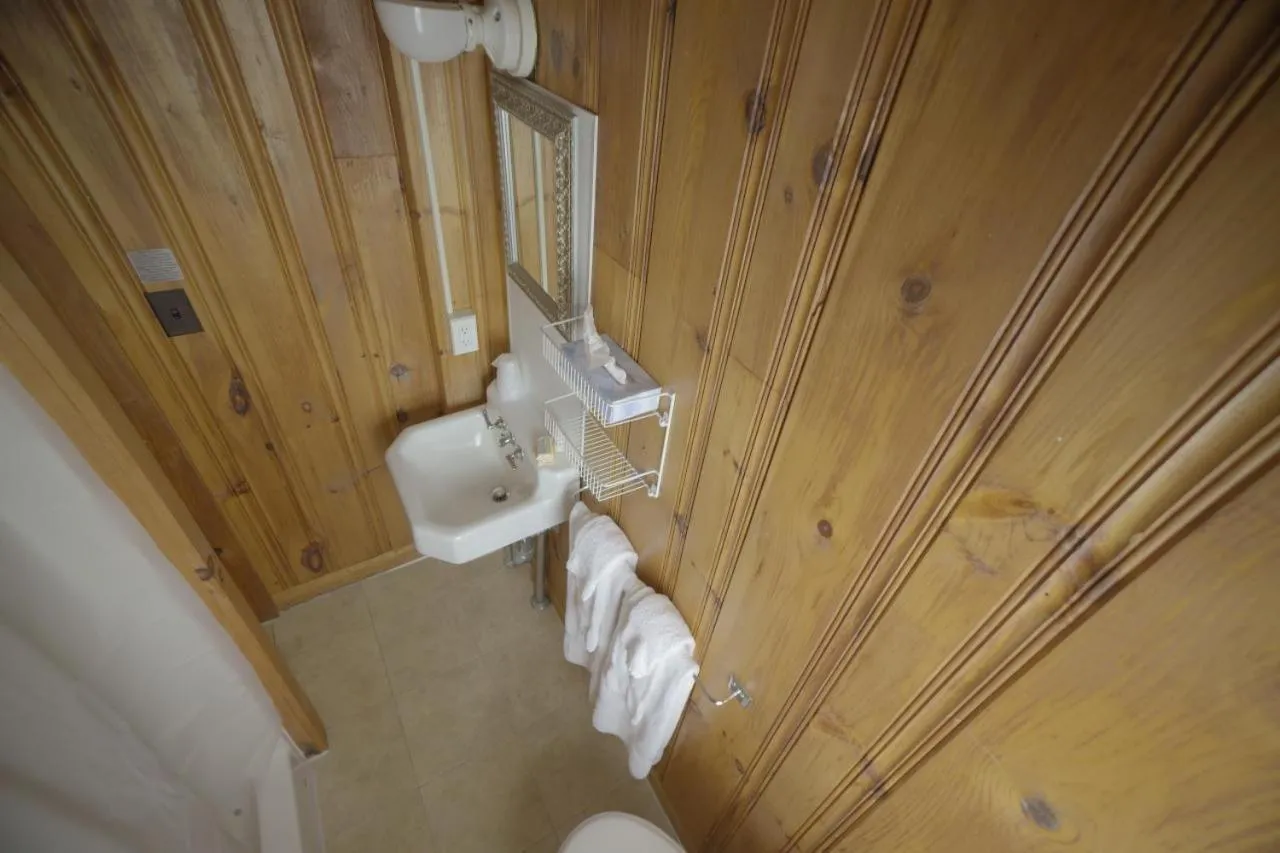 Betty Doon Motor Hotel