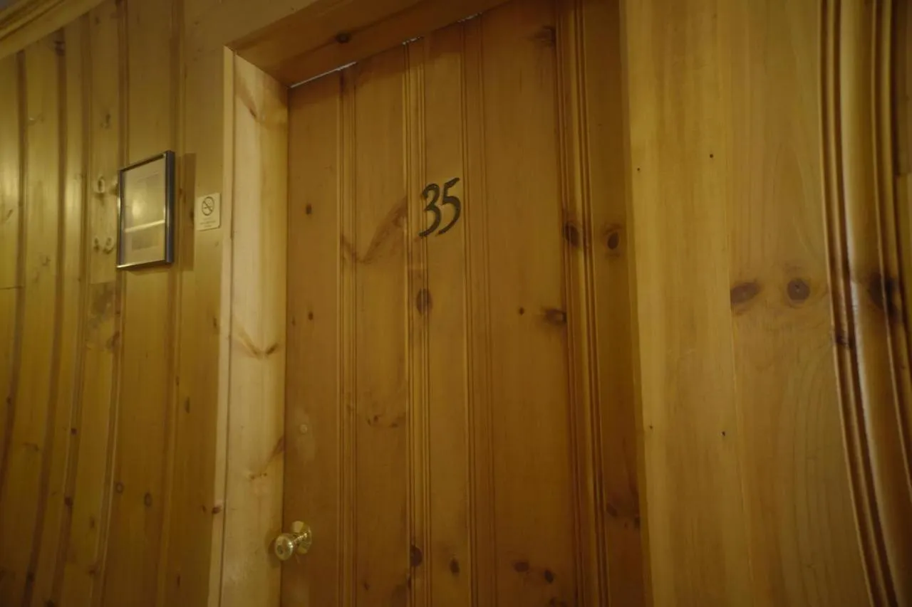 Betty Doon Motor Hotel