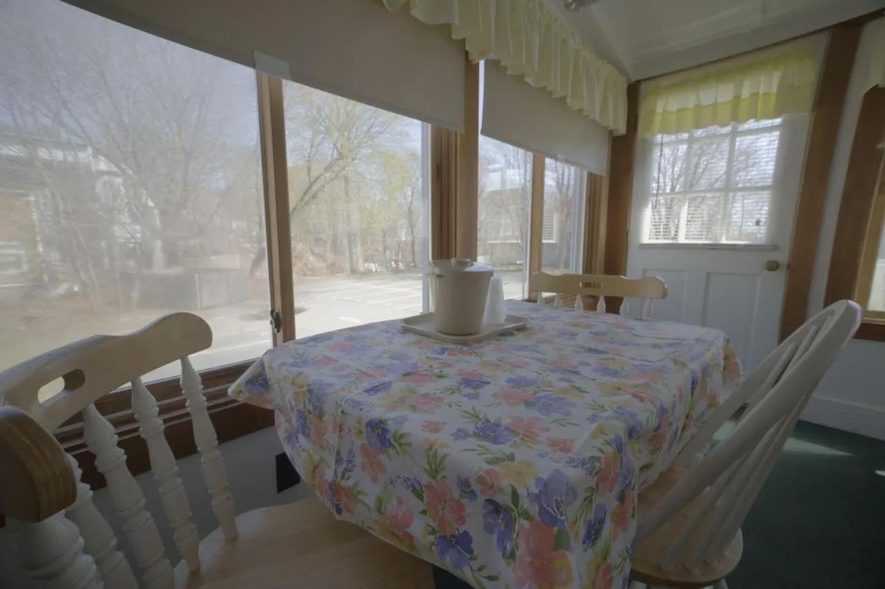 Betty Doon Motor Hotel