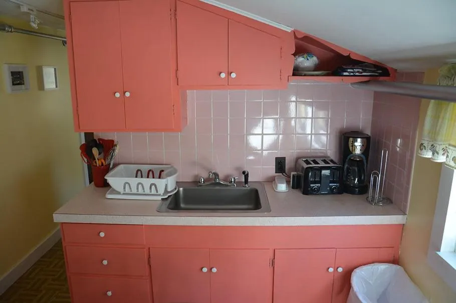 Betty Doon Motor Hotel