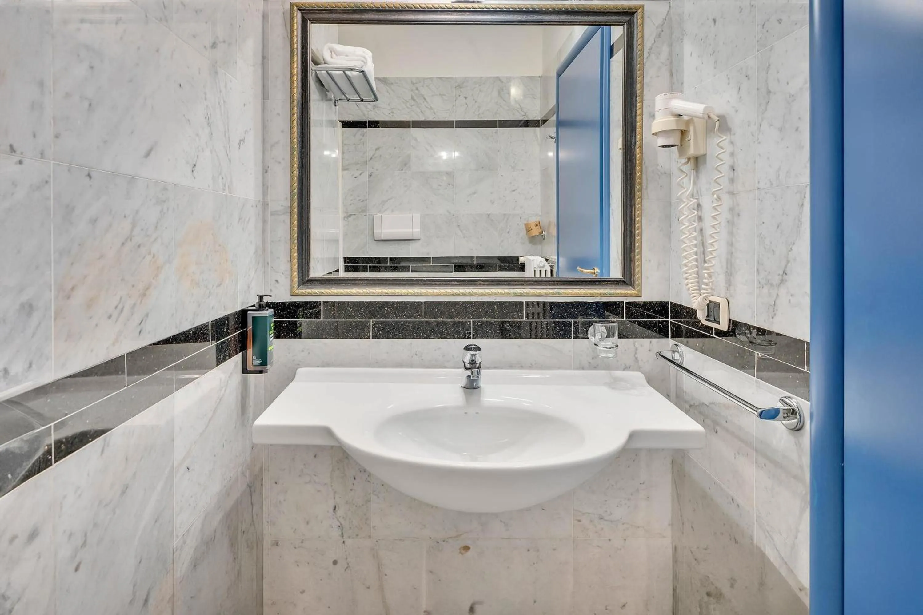 Bathroom in B&B HOTEL Bergamo Executive