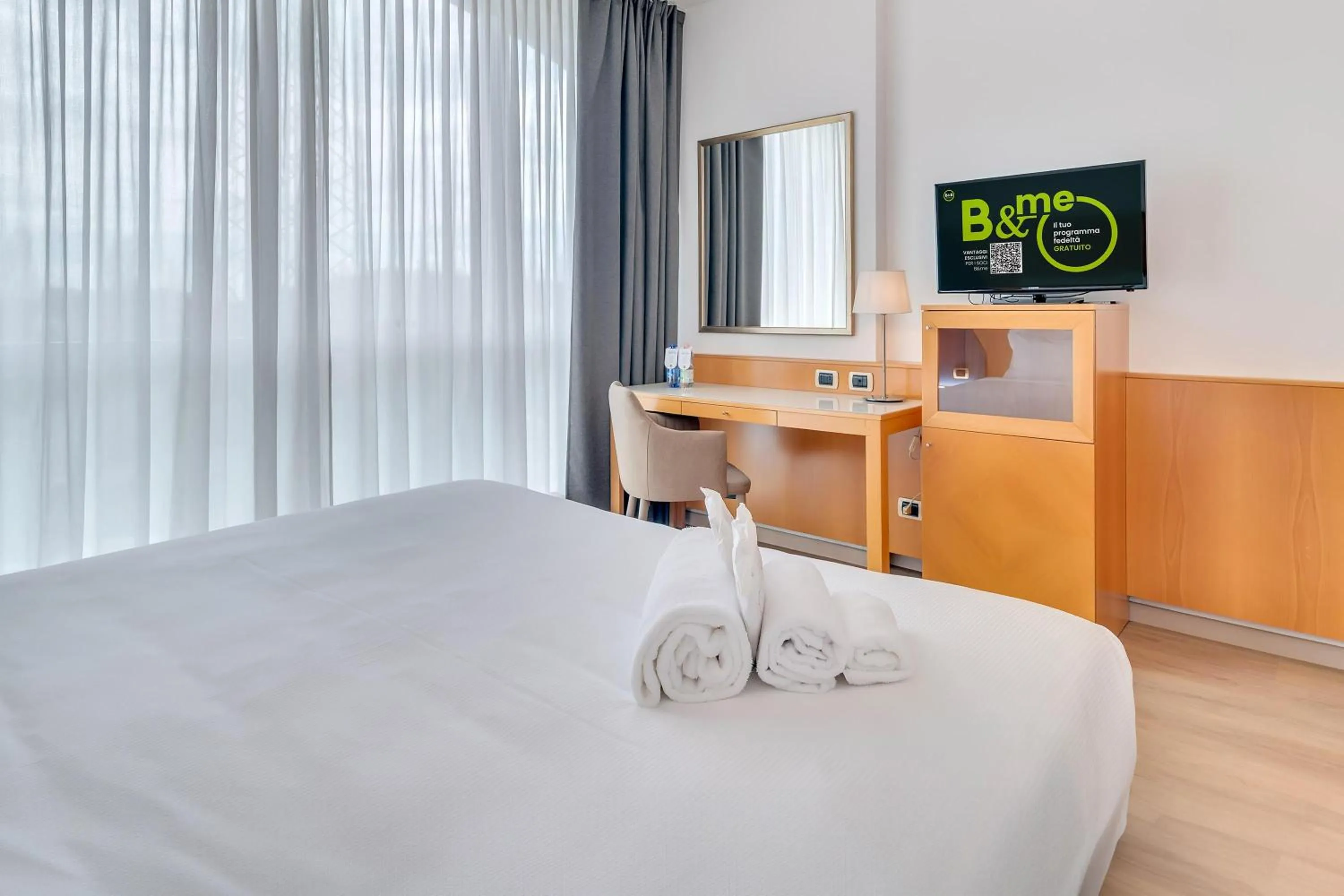 Bathroom, Bed in B&B HOTEL Bergamo Executive