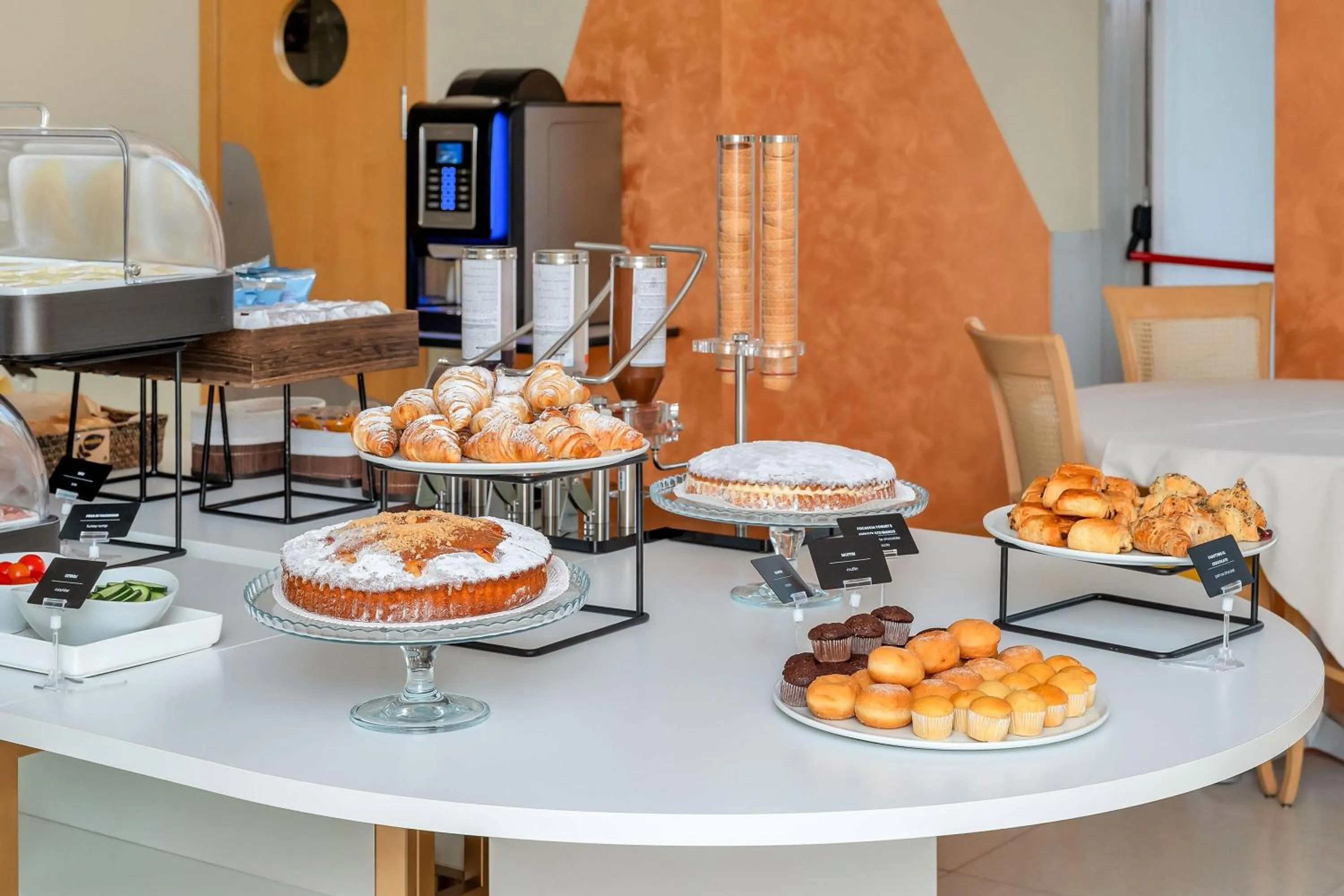 Restaurant/places to eat in B&B HOTEL Bergamo Executive