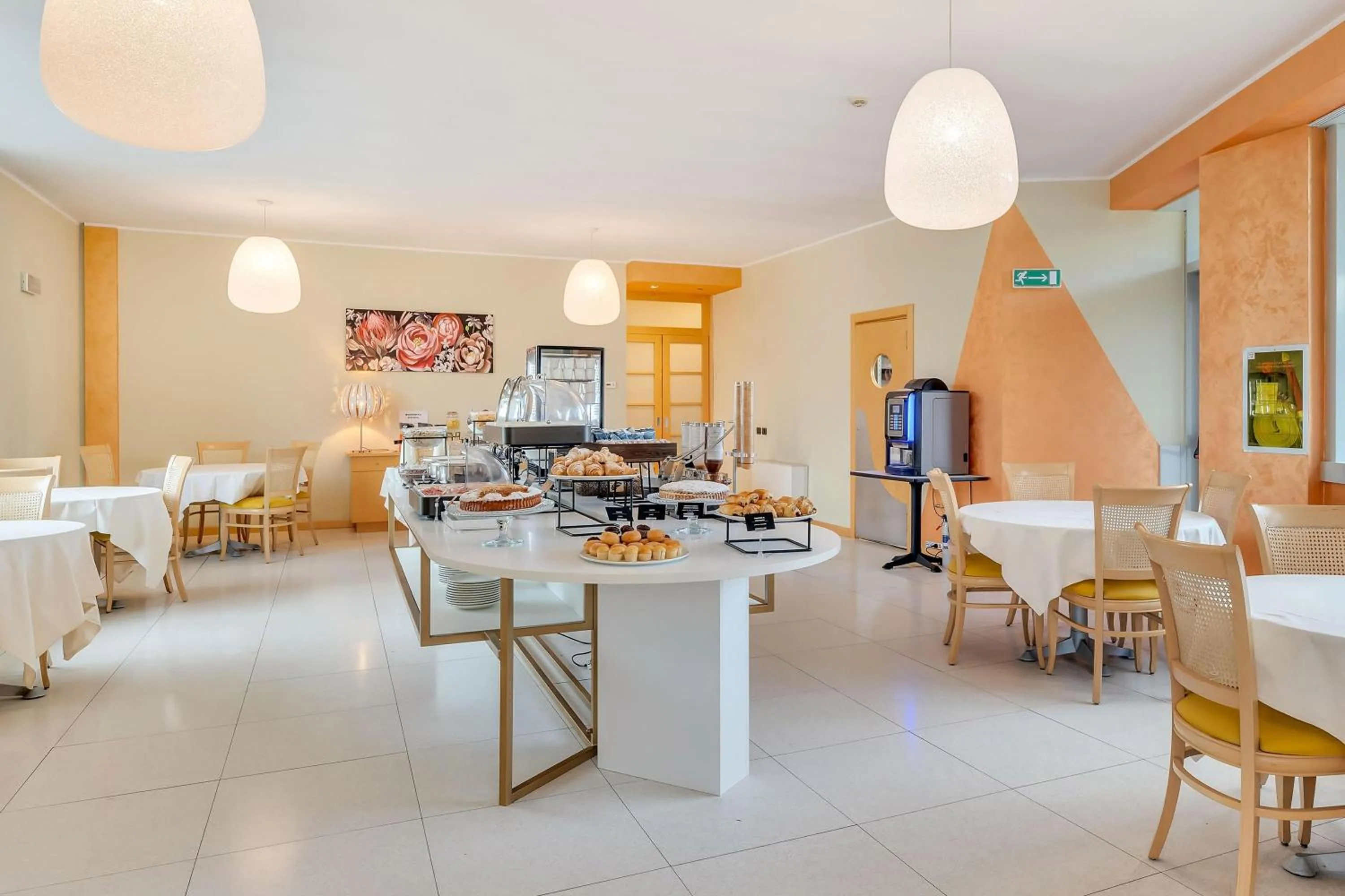 Restaurant/places to eat in B&B HOTEL Bergamo Executive