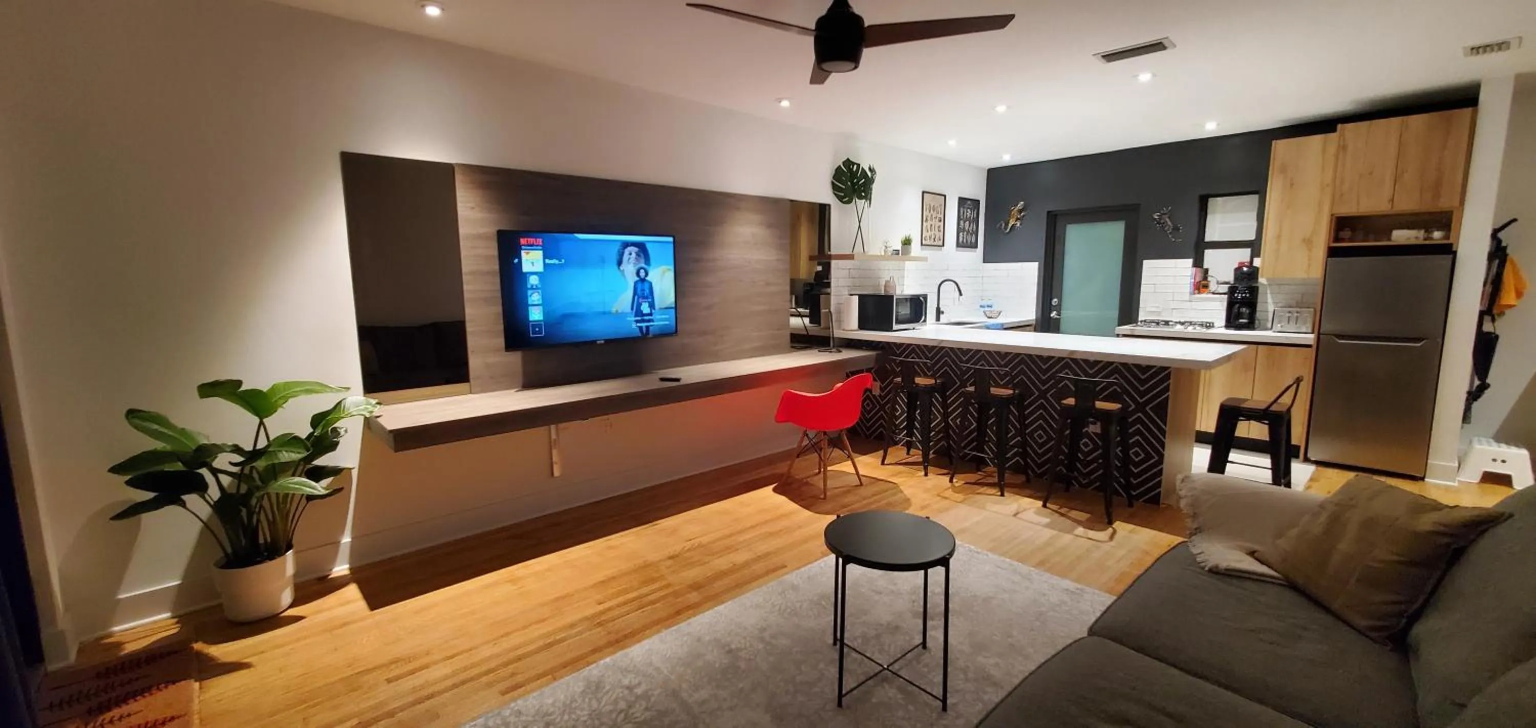 TV and multimedia in Casa Cuba in Little Havana, Brickell, Calle 8 and 10 minutes to the Beach FREE PARKING