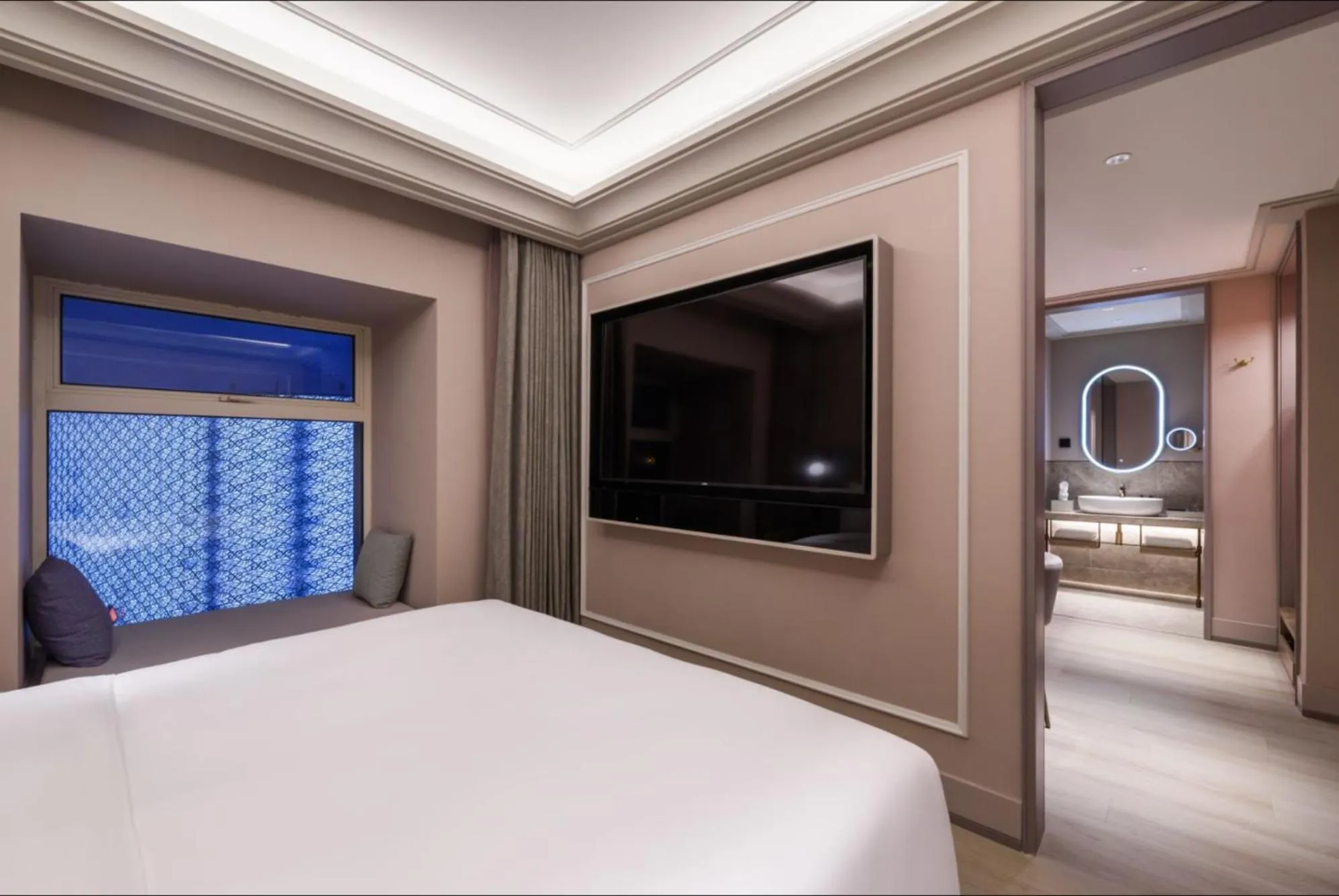 Photo of the whole room, Bed in Mercure Shanghai Jinqiao