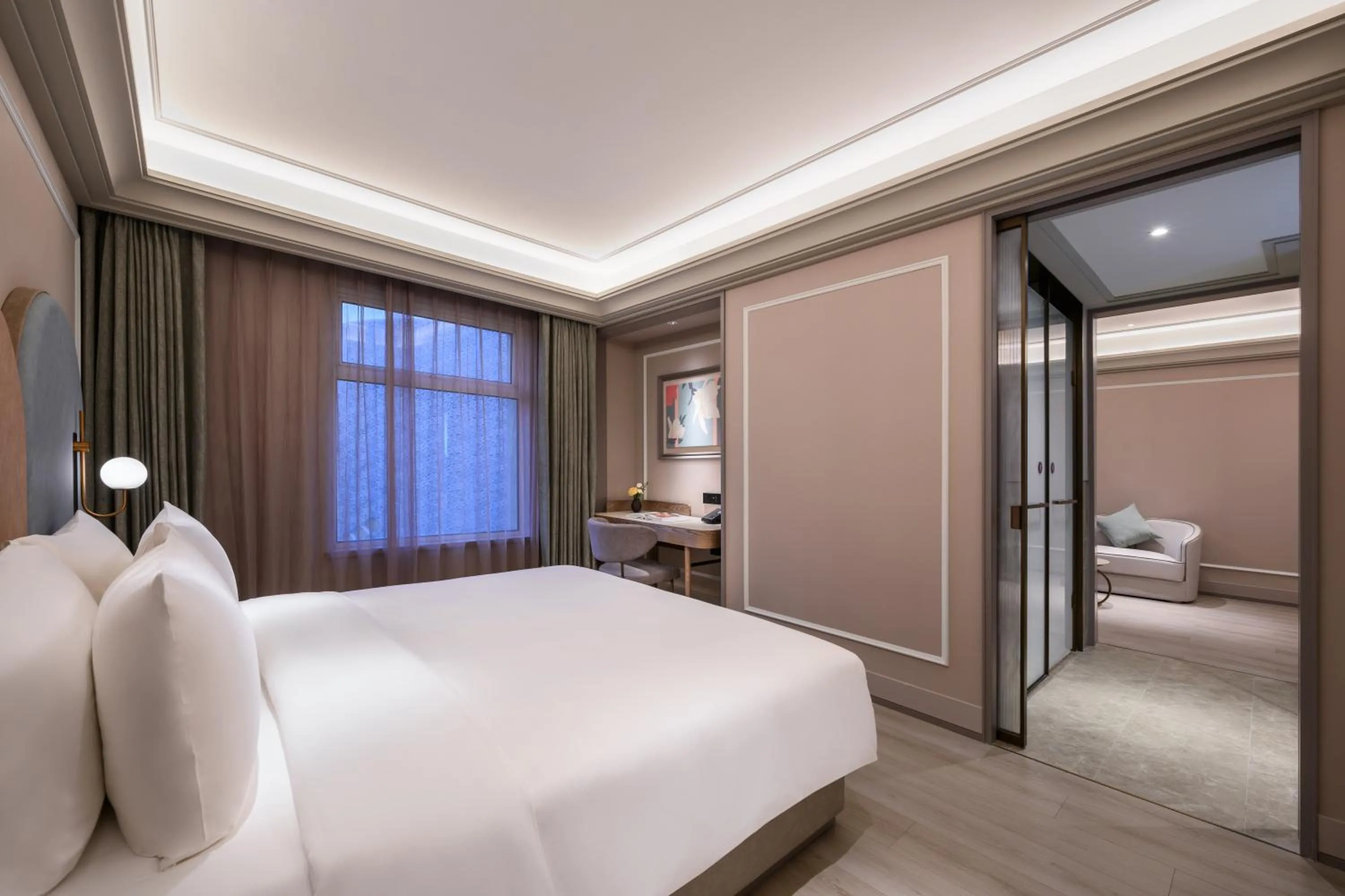 Photo of the whole room, Bed in Mercure Shanghai Jinqiao