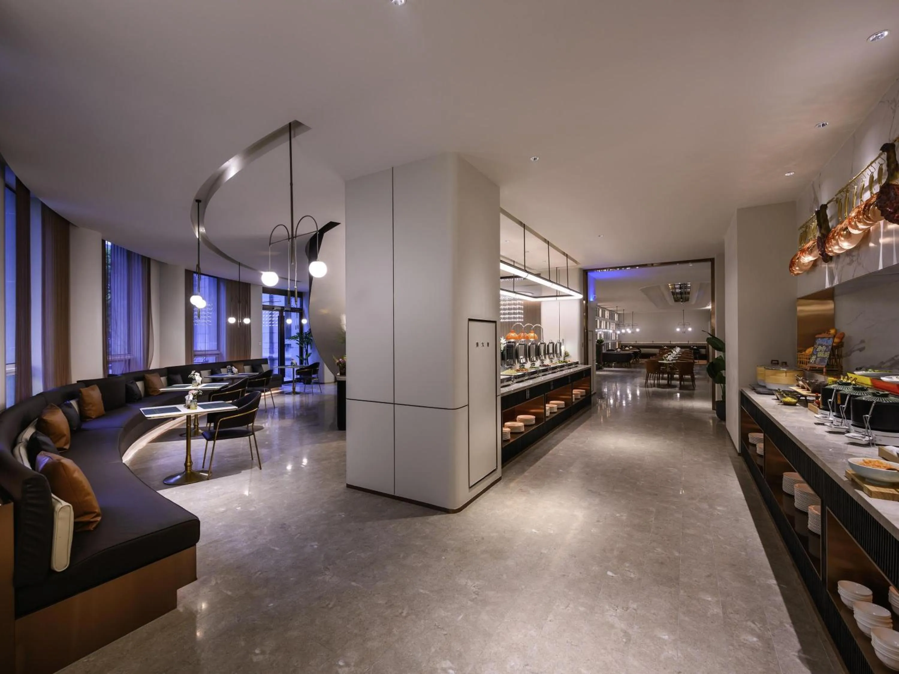 Restaurant/places to eat in Mercure Shanghai Jinqiao